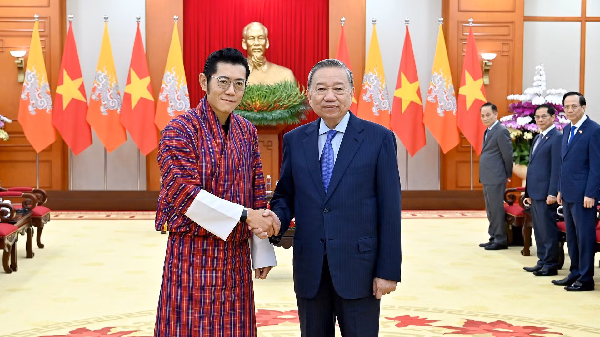 [Foto] Líder partidista de Vietnam recibe a rey de Bután