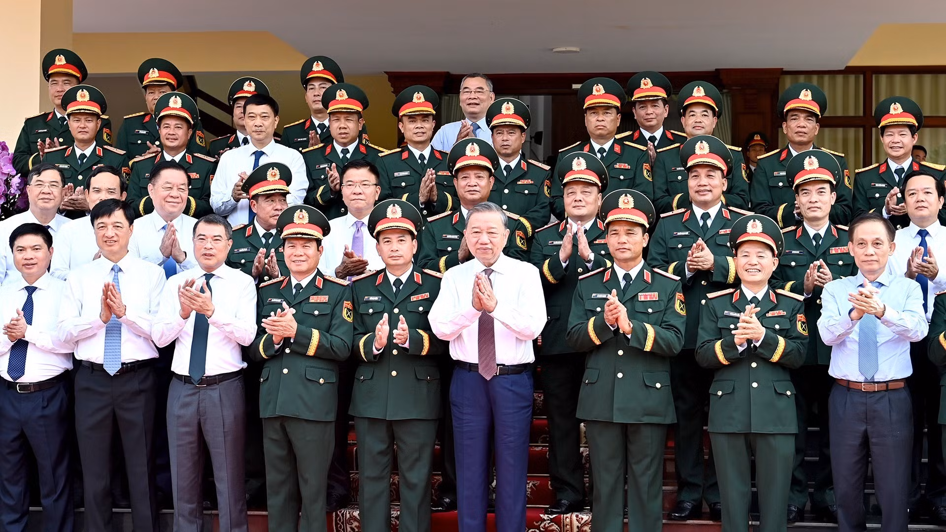 [Foto] Líder partidista vietnamita visita Cuerpo de Ejército 12 del Ministerio de Defensa