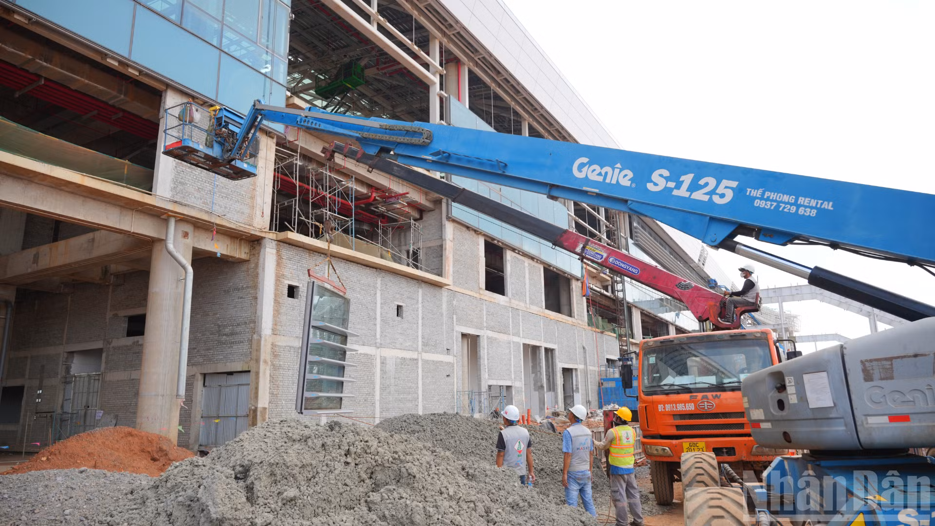 Según la Corporación de Aeropuertos de Vietnam, se ha completado toda la estructura de hormigón armado de la parte subterránea y de las plantas 1, 2, 3 y 4, lo que permite avanzar en la implementación de los siguientes hitos del proyecto.