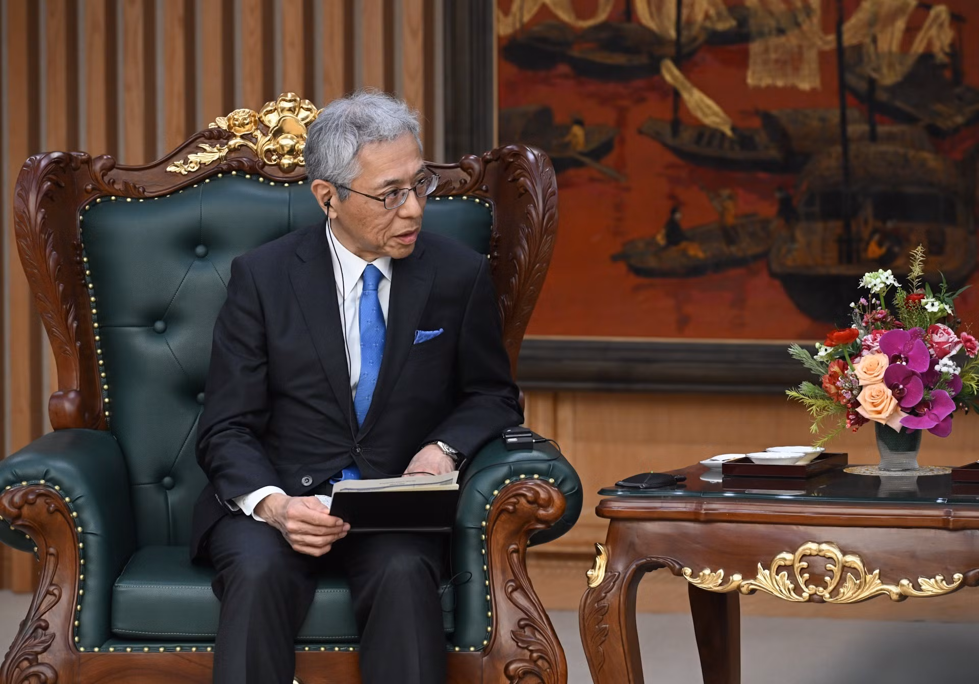 Hori Kenichi, presidente y director general ejecutivo del grupo Mitsui, hace uso de la palabra en el encuentro.