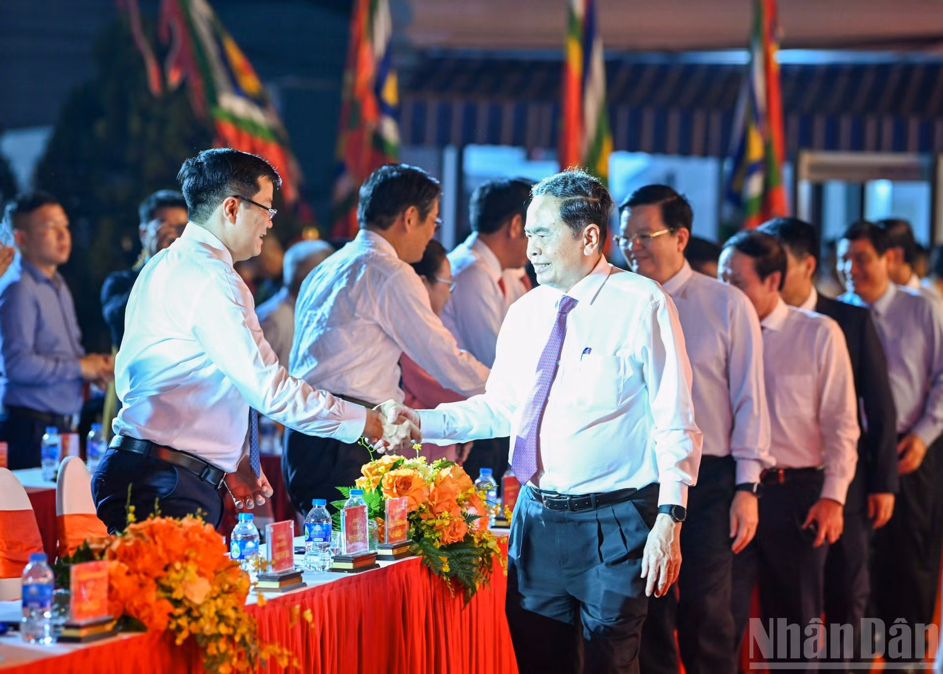 El presidente de la ANV, Tran Thanh Man, y los delegados en la ceremonia.