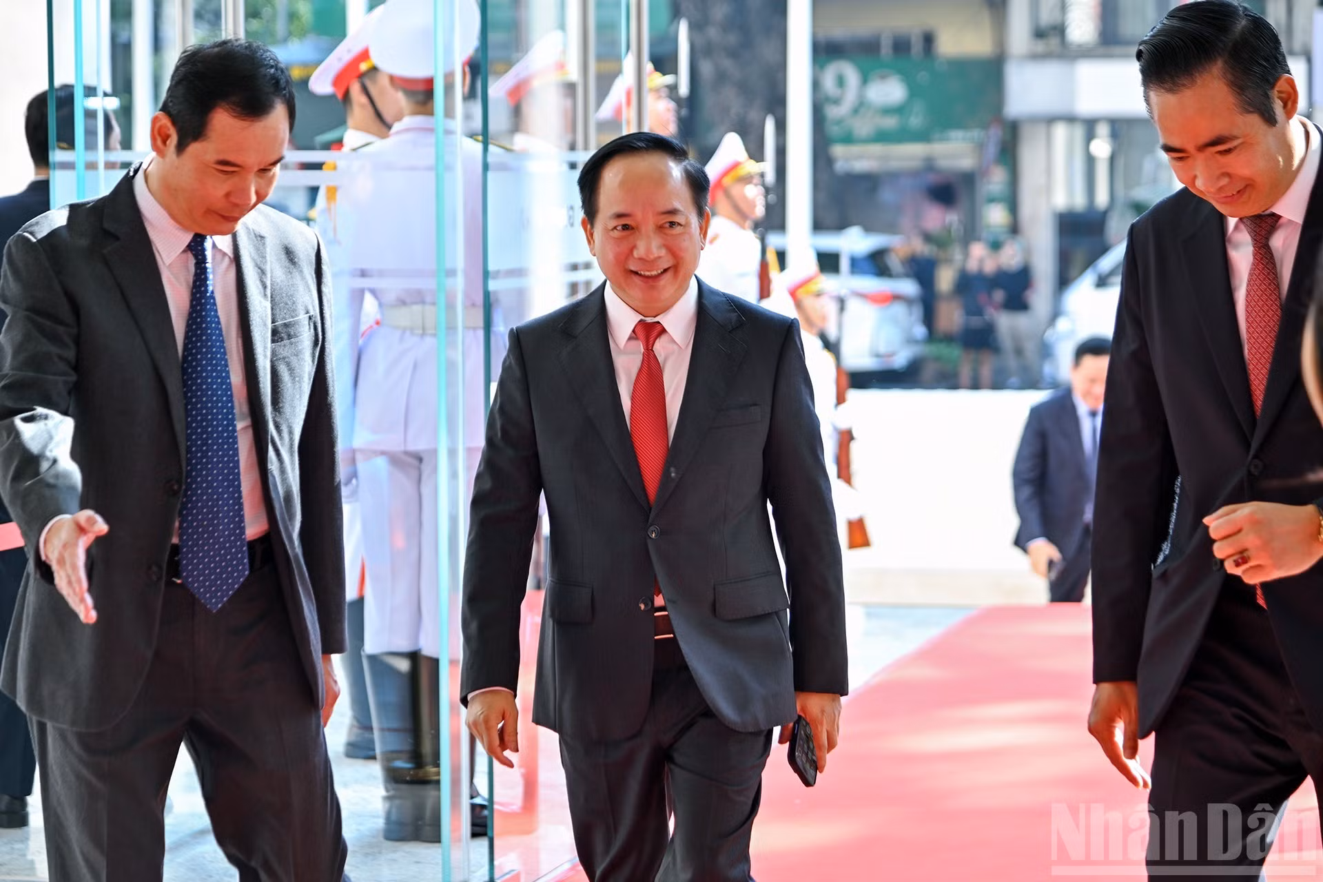 El jefe de Propaganda y Movilización de Masas del Comité Central del PCV, Trinh Van Quyet, asiste a la ceremonia.