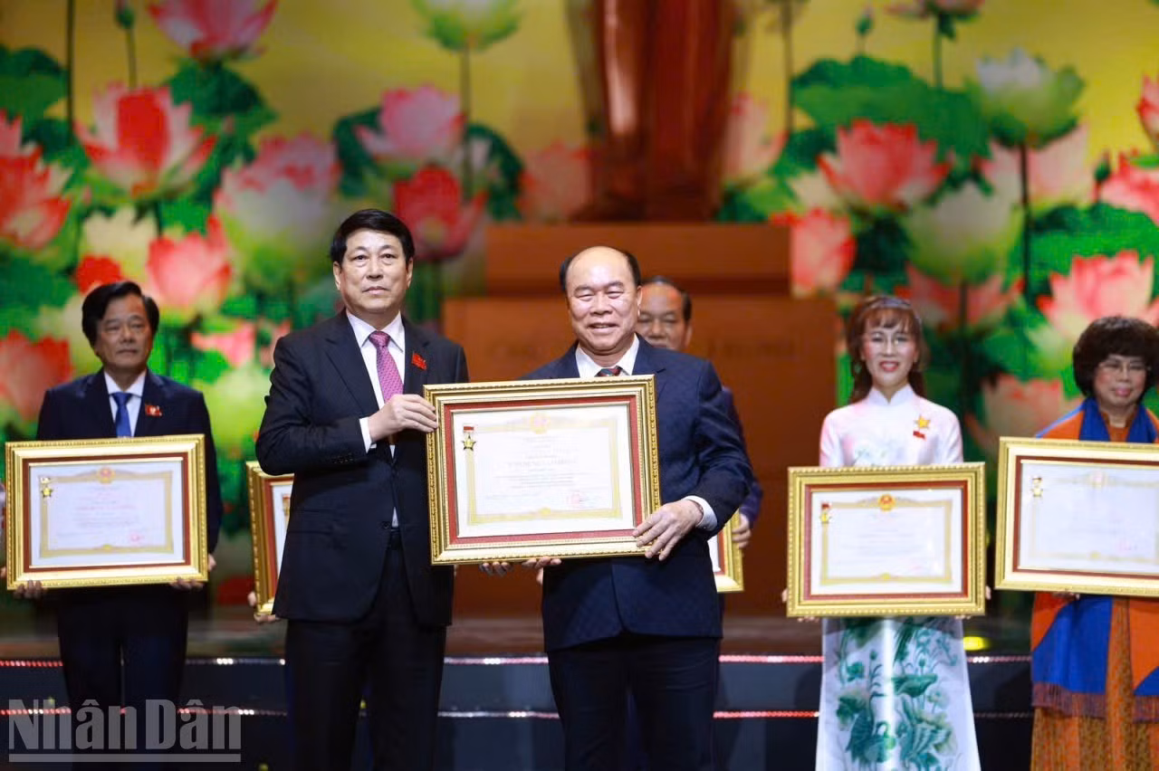 El presidente Luong Cuong entrega el título de Héroe del Trabajo a colectivos e individuos.