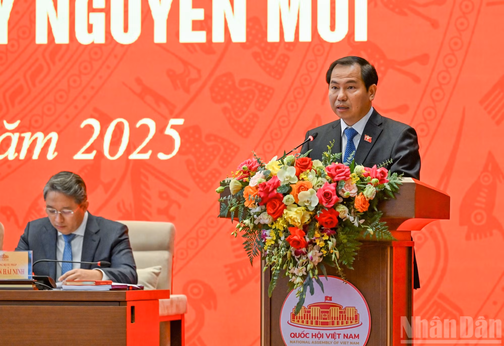 El secretario general del Parlamento y jefe de la Oficina del Parlamento, Le Quang Manh, pronuncia el discurso de apertura.