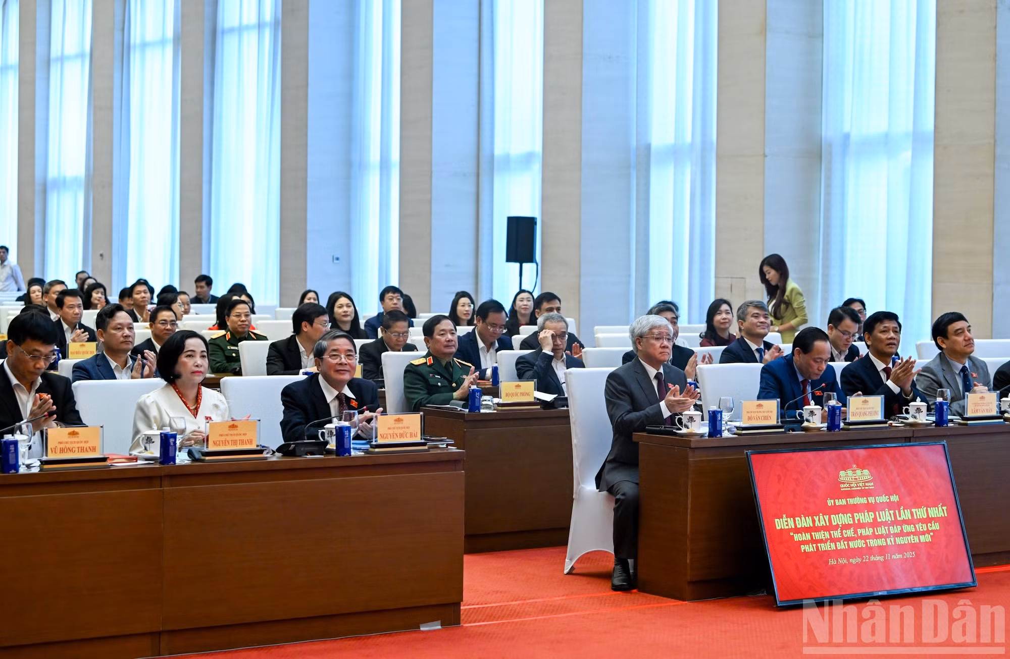 El vicepresidente permanente del Parlamento, Do Van Chien, los vicepresidentes del Parlamento y los delegados en el foro.