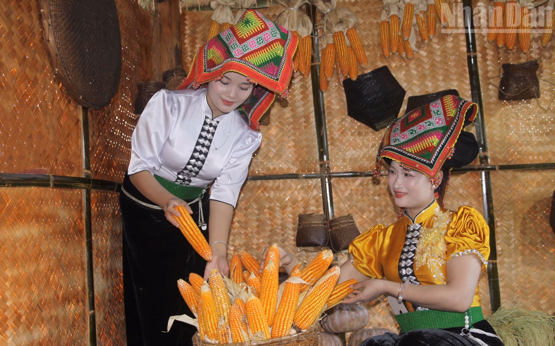 Lo Thi Van y Leo Thi Trang, del barrio Chieng Sinh, con trajes de la etnia thai negra, disfrutan de este espacio cultural.