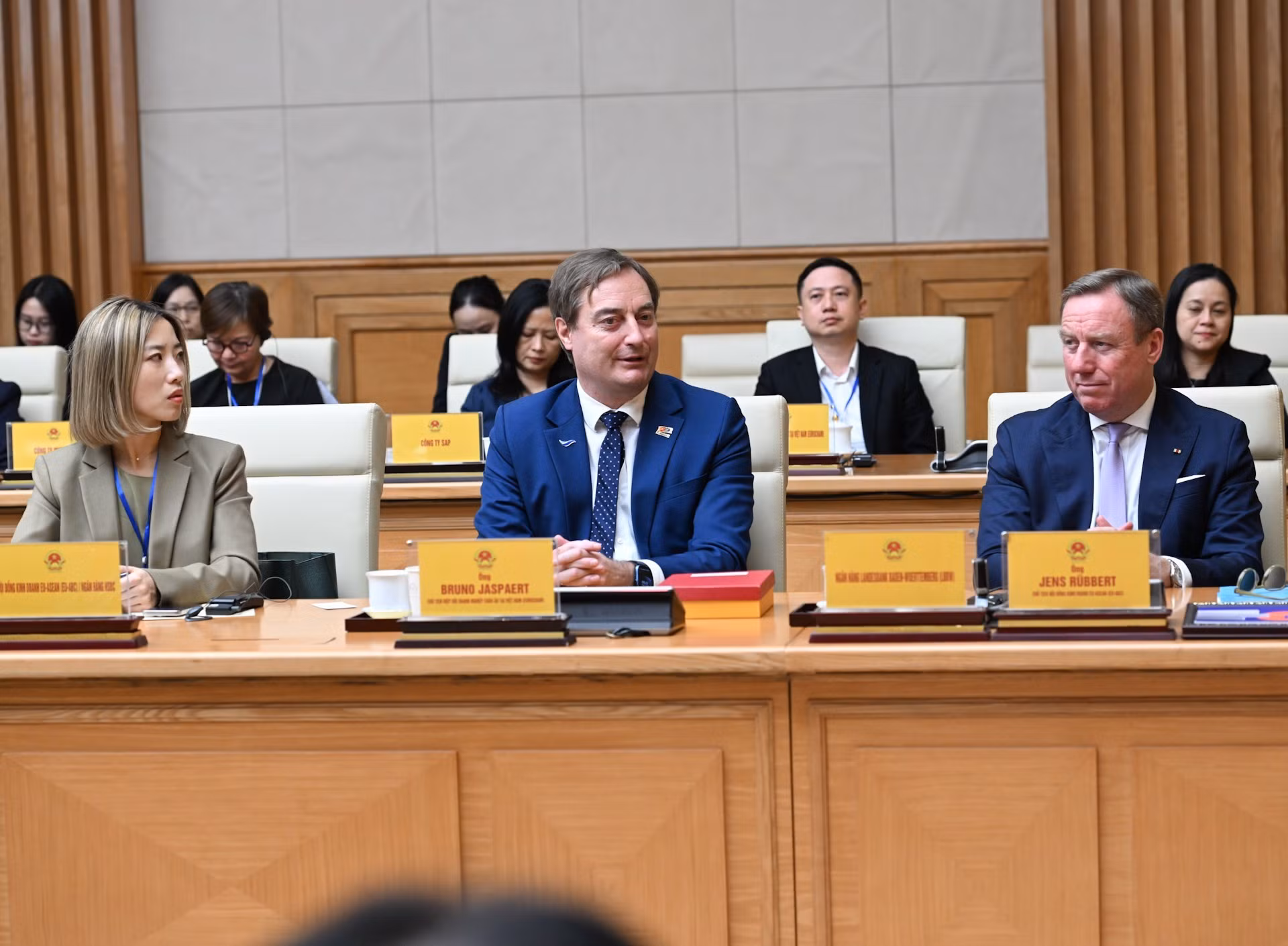 Bruno Jaspaert, presidente de la Cámara de Comercio Europea en Vietnam (EuroCham), interviene en la reunión.