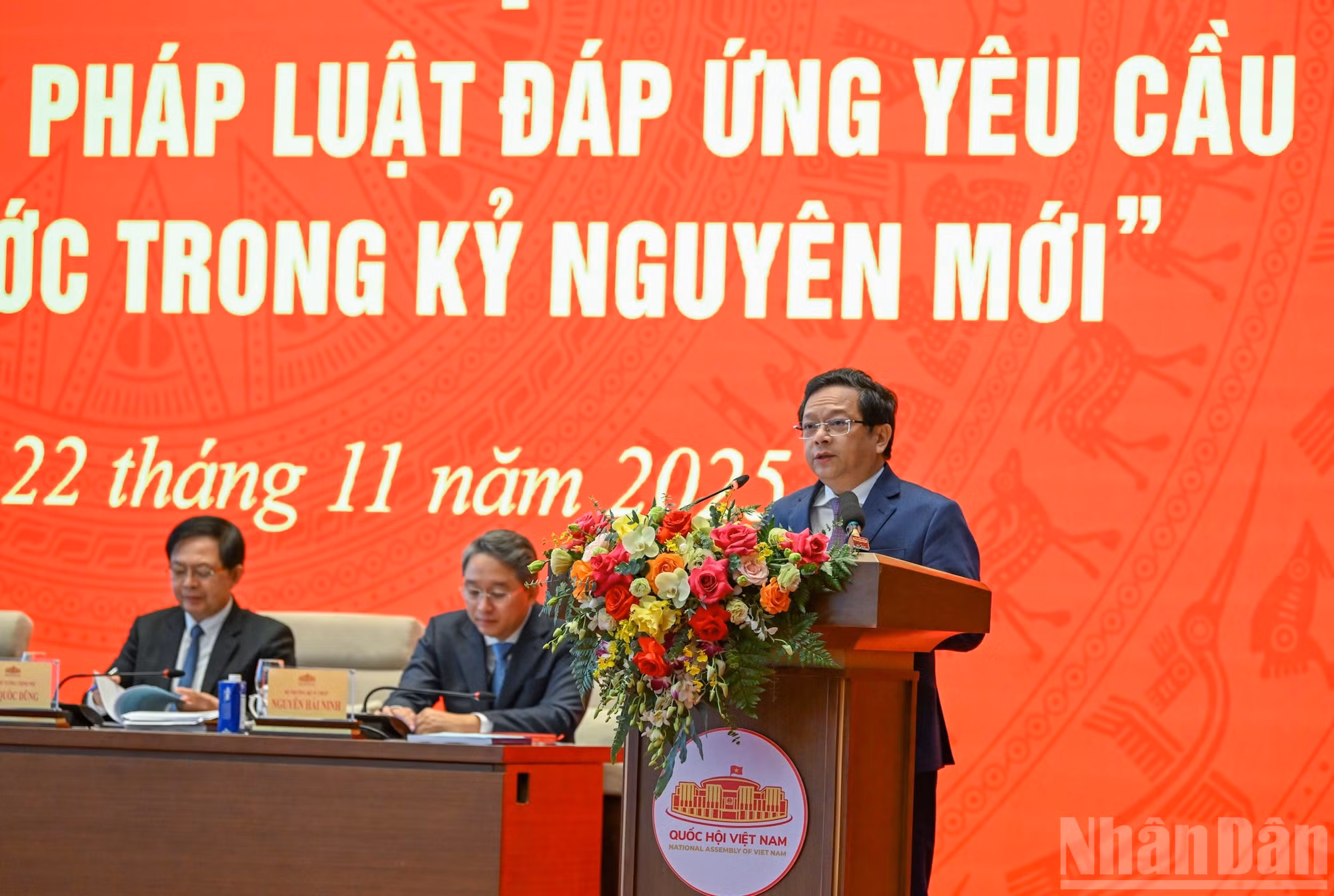 El subdirector del la Comisión de Estrategias y Políticas del Comité Central del Partido, Nguyen Duc Hien, interviene en el evento.