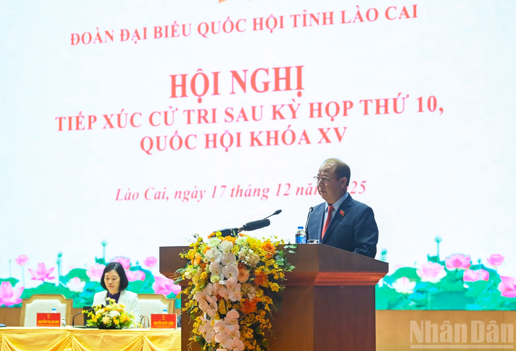 El jefe adjunto de la delegación de la Asamblea Nacional en Lao Cai, Sung A Lenh, informa sobre los resultados del décimo periodo de sesiones de la XV Legislatura.