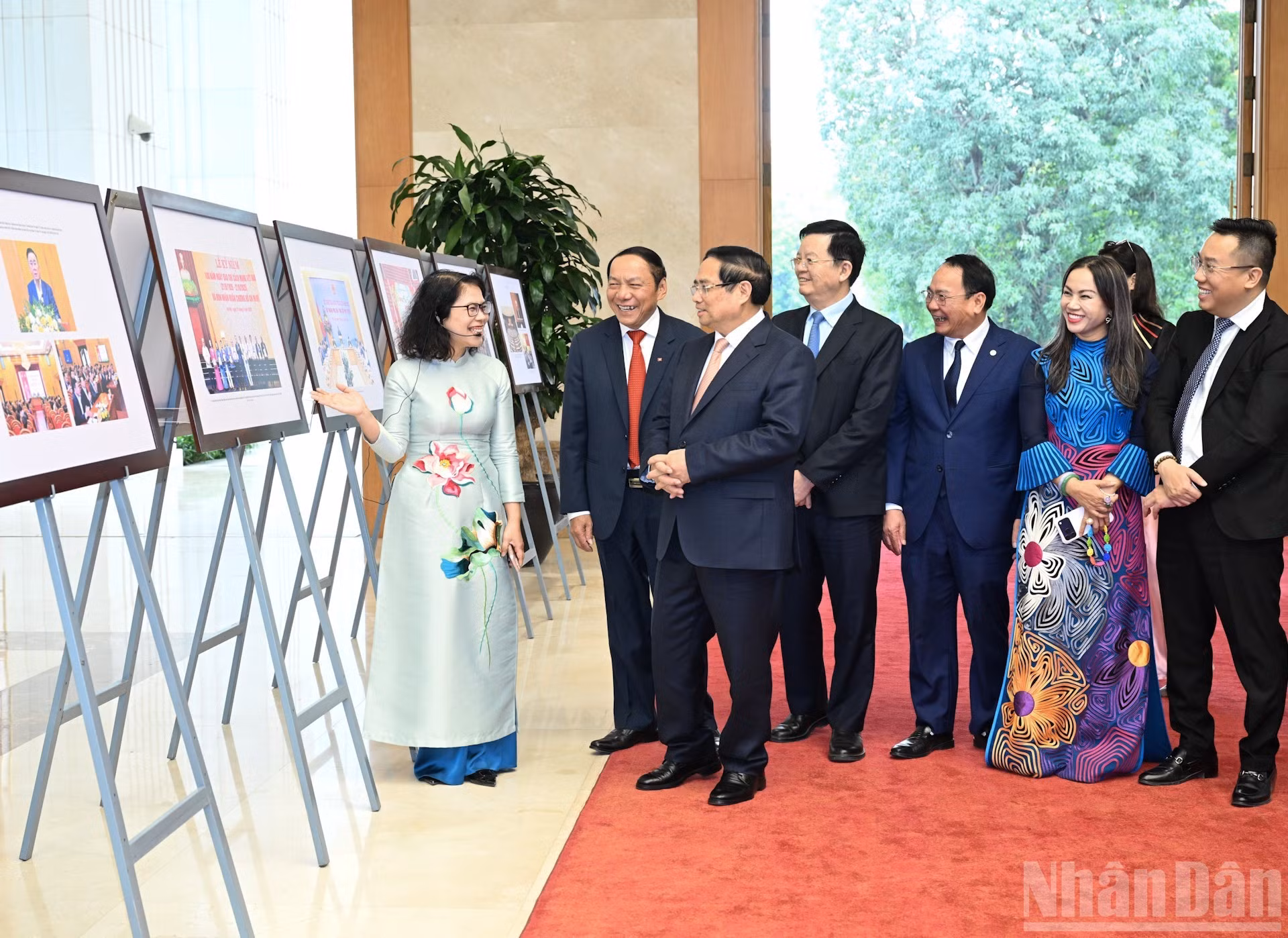 El primer ministro Pham Minh Chinh visita una exposición sobre el sector de Cultura, Deportes y Turismo.