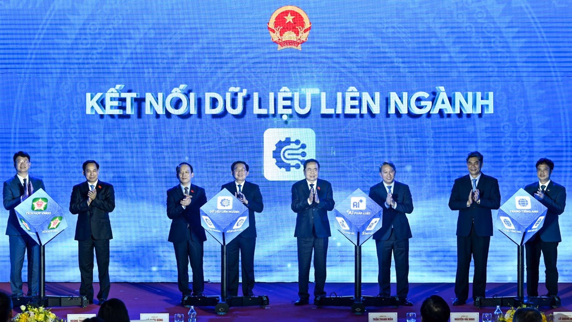 El presidente del Parlamento, Tran Thanh Man, y los delegados en el acto. (Foto: DUY LINH)