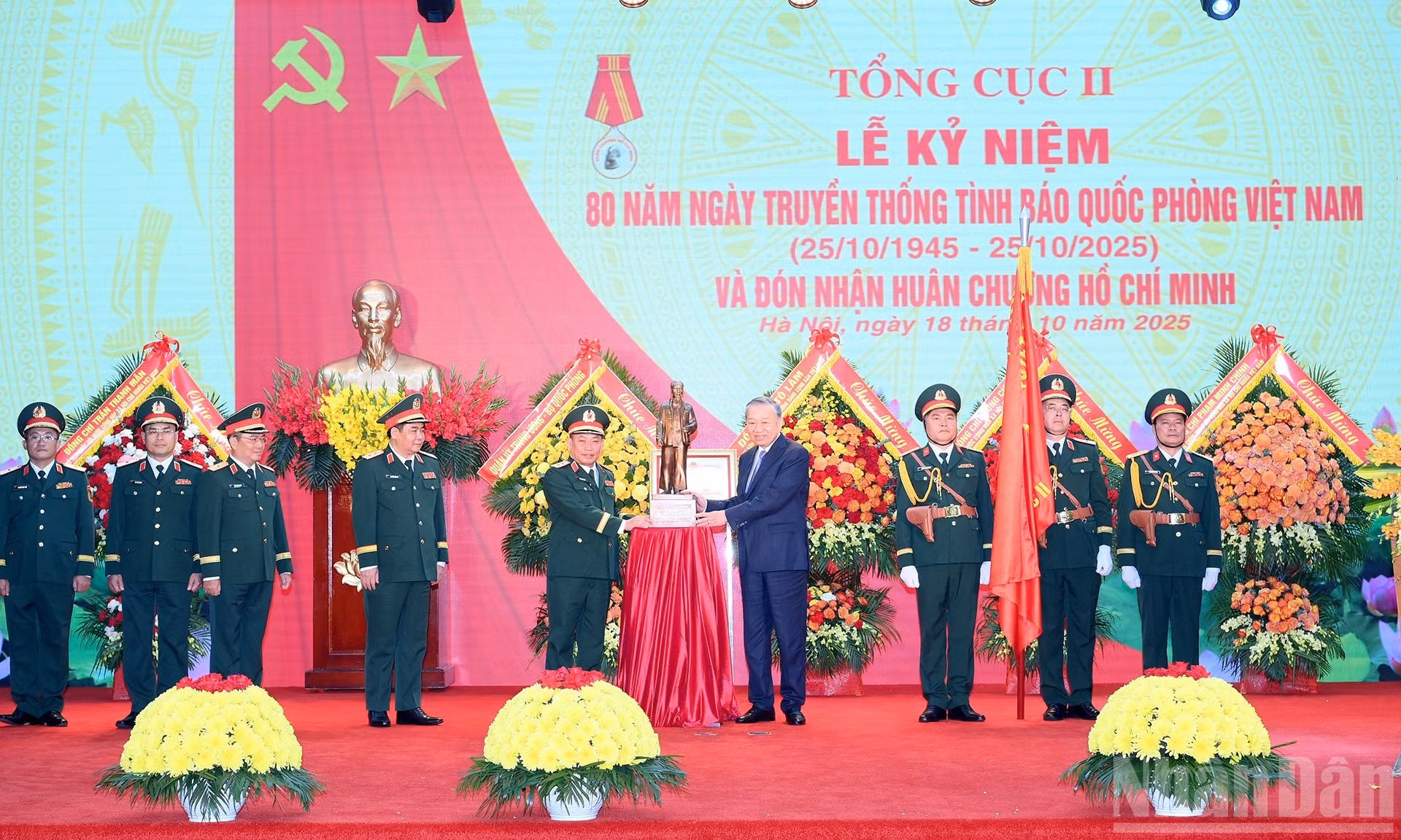 El líder partidista obsequia una estatua del Presidente Ho Chi Minh al Departamento General II del Ministerio de Defensa.