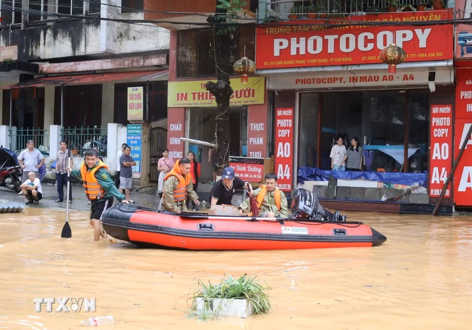Las fuerzas militares de la provincia de Cao Bang ayudan a los pobladores a trasladar sus bienes. (Foto: VNA)