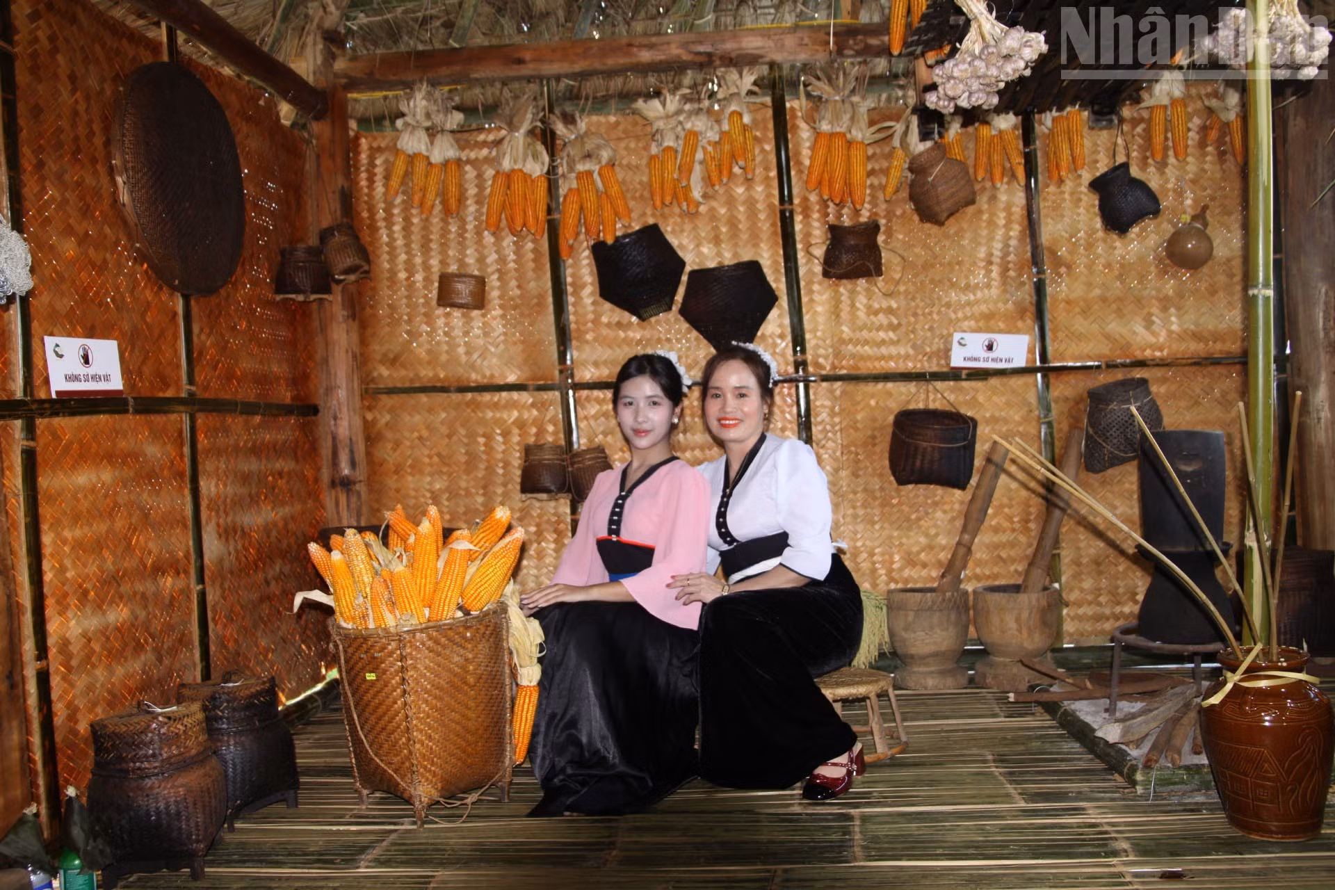 Dinh Thi Thiep y su sobrina posan en la casa sobre pilotes en el espacio cultural Lao–Khmu, tras recorrer más de 130 kilómetros desde la comuna de Phu Yen.