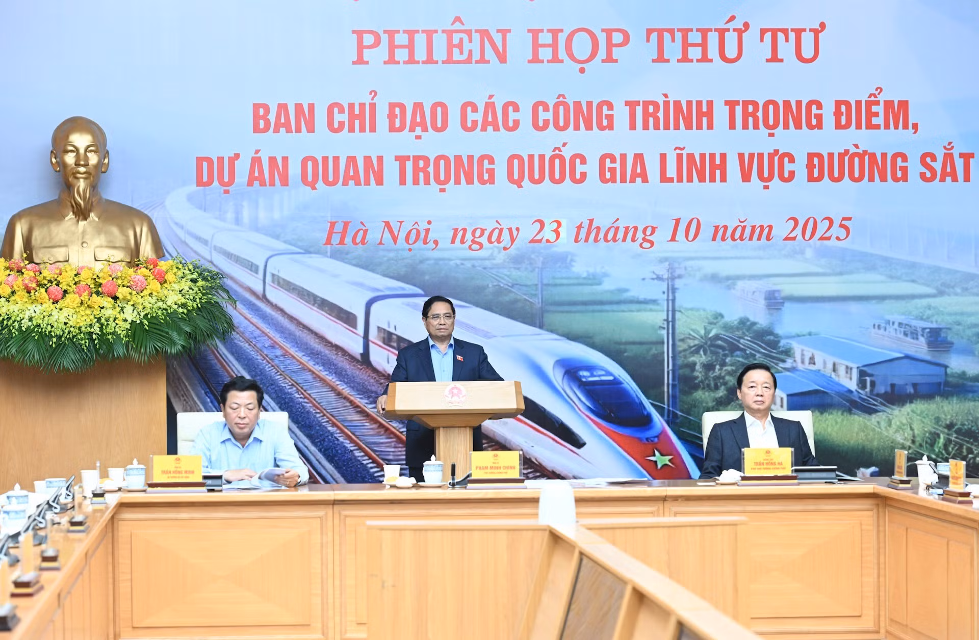 El primer ministro Pham Minh Chinh preside la cuarta reunión en formato virtual del Comité Directivo para Obras Clave y Proyectos Nacionales Importantes en el sector ferroviario. 