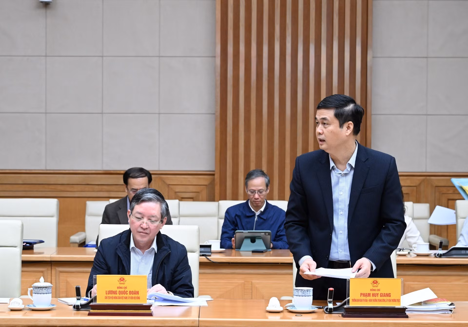 El jefe del Departamento de Emulación y Recompensa, Pham Huy Giang, interviene en la cita.