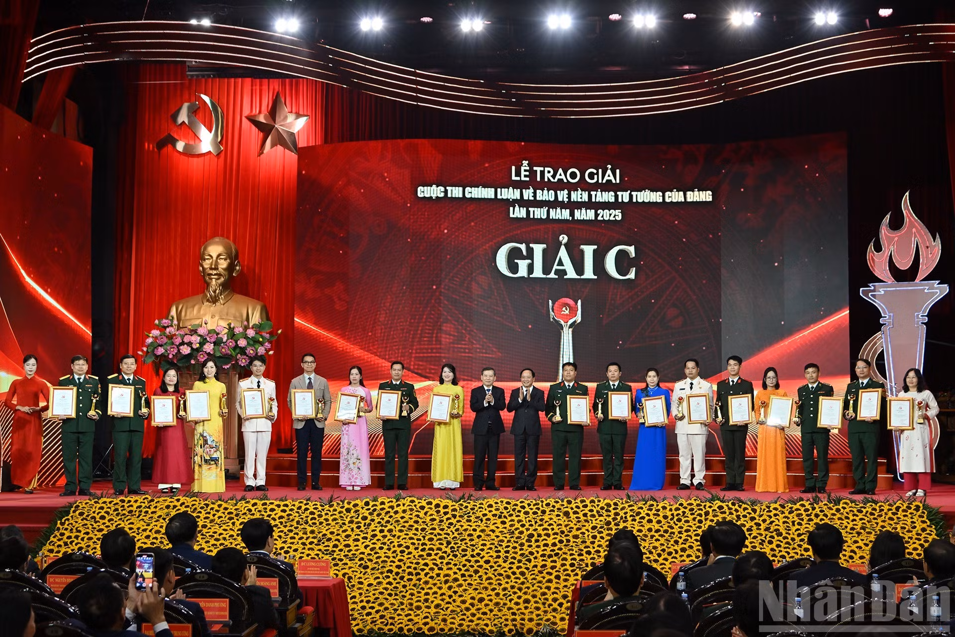 El jefe del Departamento General de Política del Ejército Popular de Vietnam, Trinh Van Quyet, y el presidente del Tribunal Supremo Popular, Le Minh Tri, entregan los premios C a los autores y grupos de autores galardonados. (Foto: VNA)