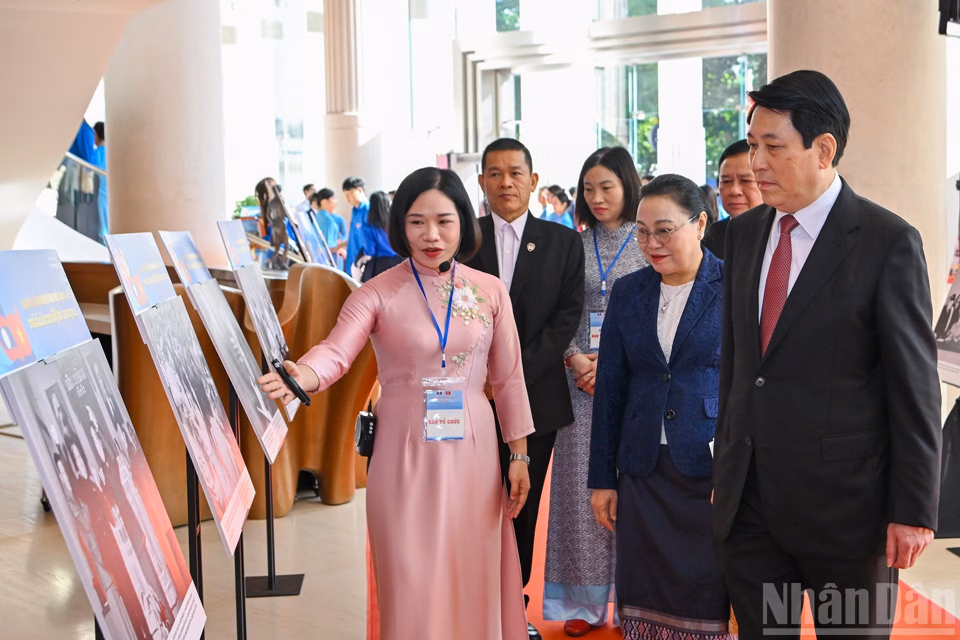 El presidente Luong Cuong y los delegados visitan la exposición en el evento.
