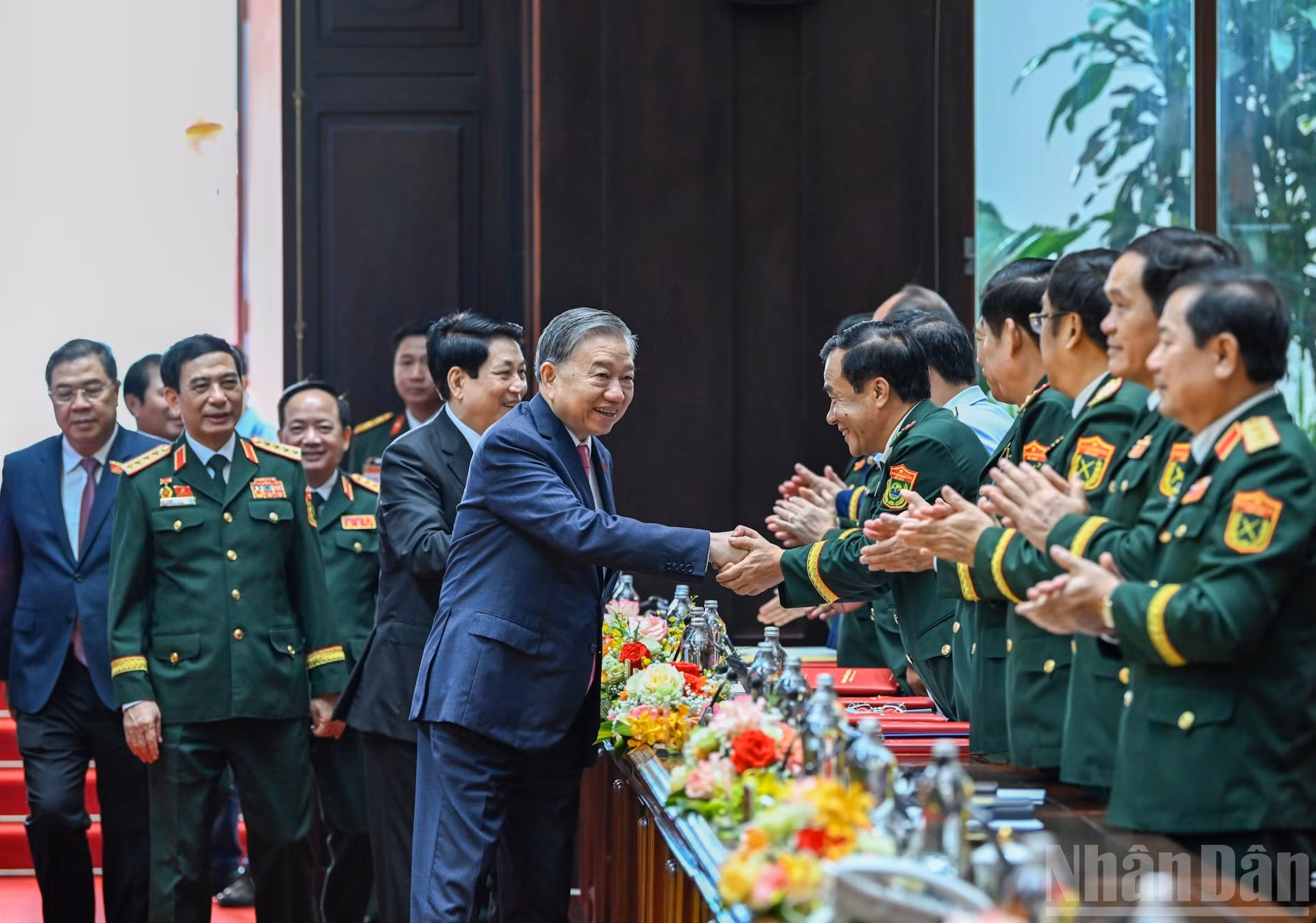 El secretario general del PCV y secretario de la Comisión Militar Central, To Lam, y el presidente Luong Cuong, junto con los delegados a la cita.