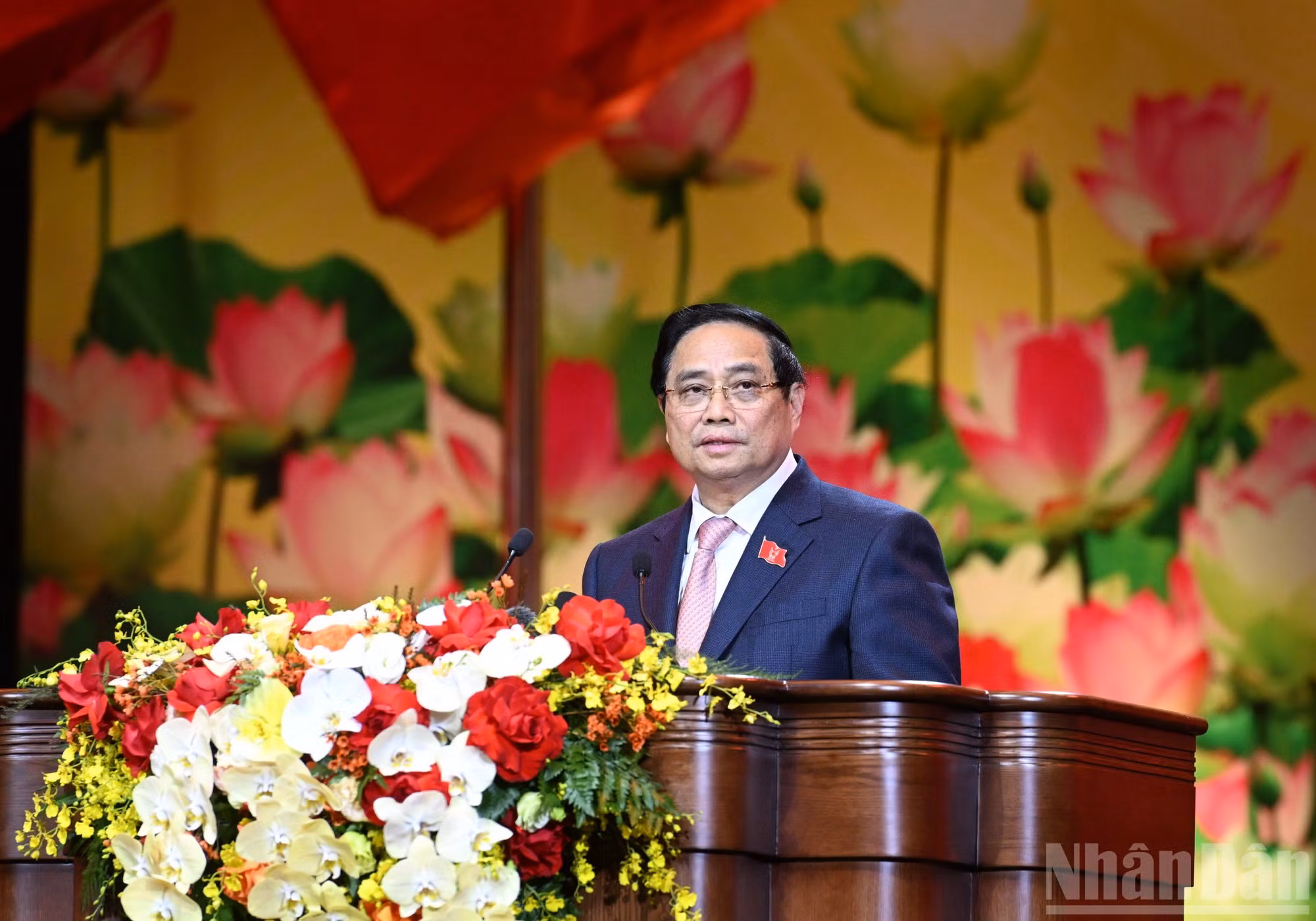 El primer ministro Pham Minh Chinh pronuncia el discurso inaugural del XI Congreso Nacional de Emulación Patriótica.