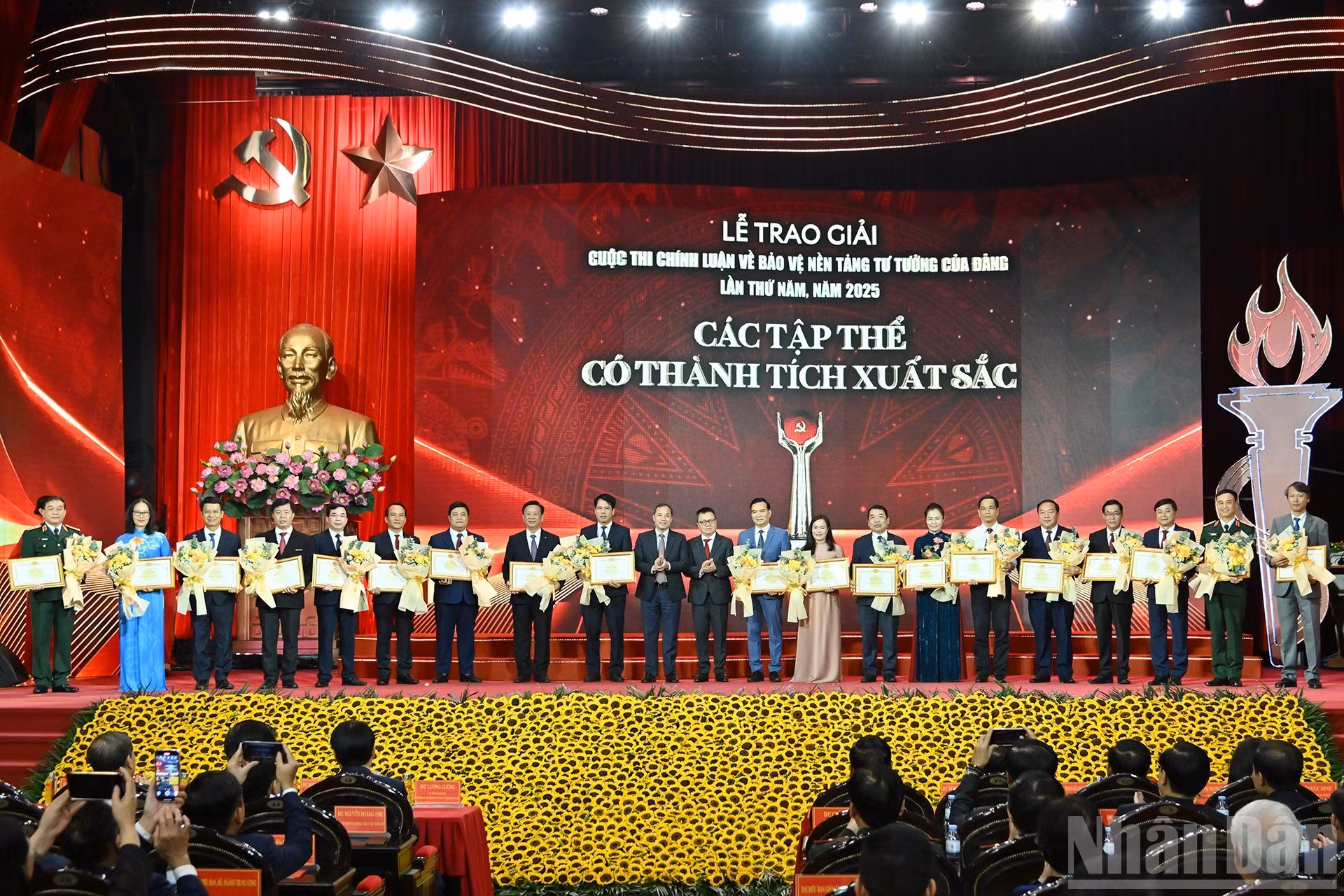 El presidente-editor del periódico Nhan Dan, Le Quoc Minh, y el editor-jefe de la revista Cong San (Comunista), Hoang Trung Dung, entregan premios a los colectivos con éxitos destacados. (Foto: VNA)