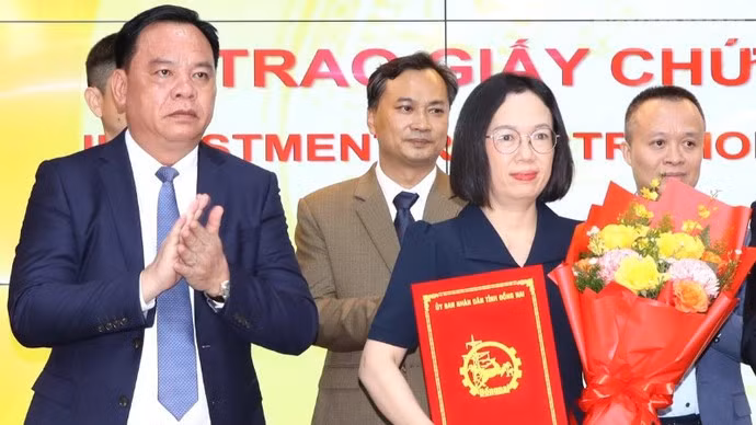  Foto: Vo Tan Duc, subsecretario del Comité del Partido y presidente del Comité Popular de la provincia de Dong Nai, entrega certificados de inversión a empresas con IED.