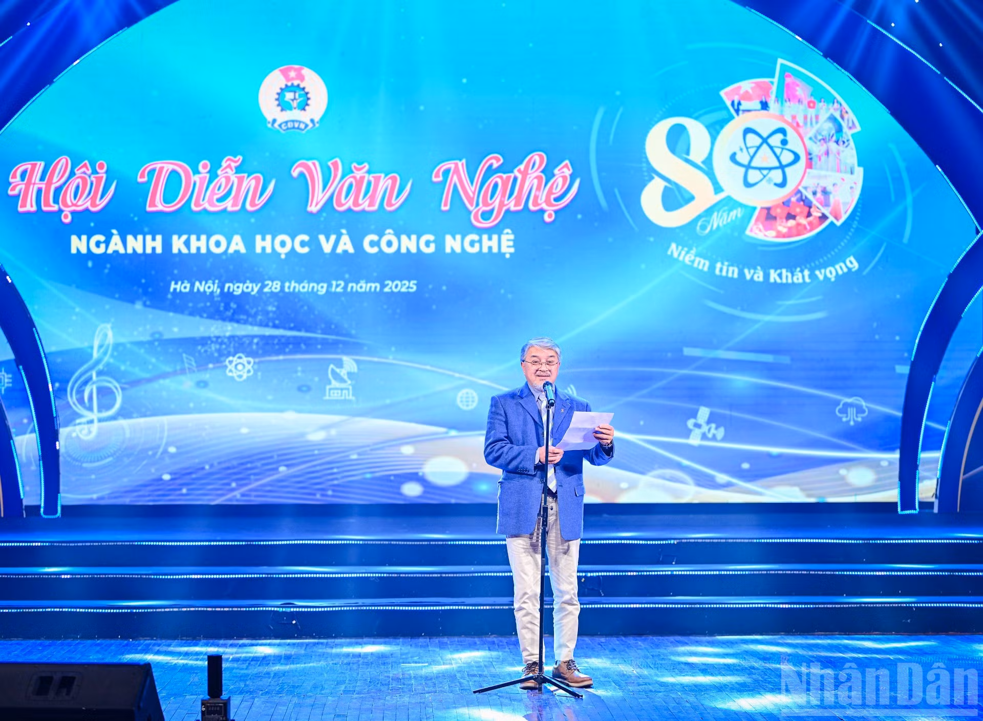 El artista del Pueblo Hoang Xuan Binh, representante del jurado, valora las actuaciones.