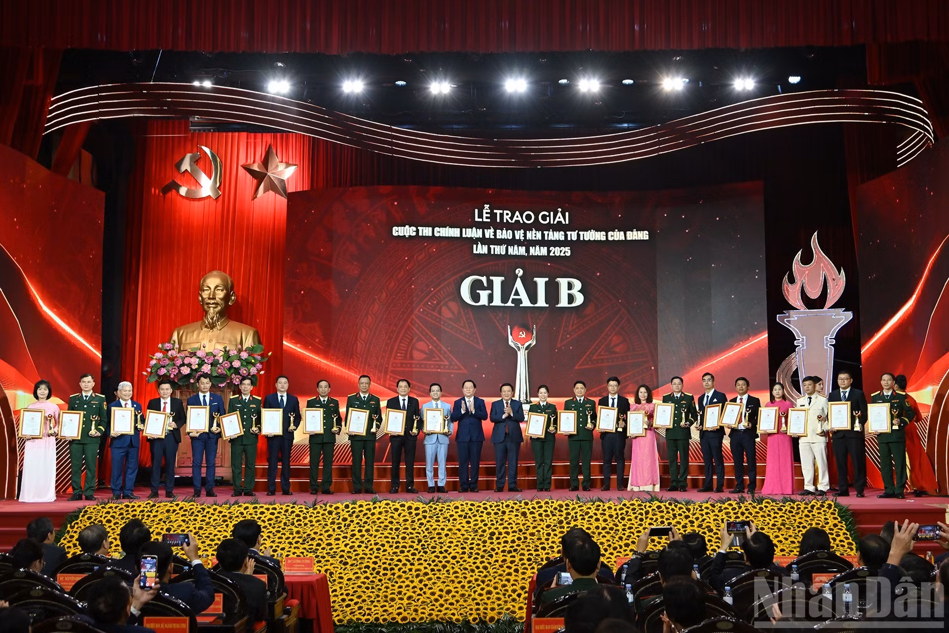 El jefe de la Comisión de Propaganda, Educación y Movilización de Masas del Comité Central del PCV, Nguyen Trong Nghia, y el director de la Academia Nacional de Política Ho Chi Minh, Nguyen Xuan Thang, entregan los premios B a los autores y grupos de autores ganadores. (Foto: VNA)