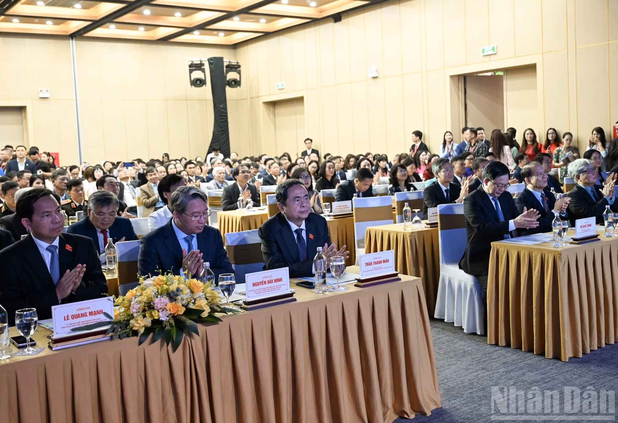 El presidente del Parlamento, Tran Thanh Man, y los delegados a la ceremonia. (Foto: DUY LINH)