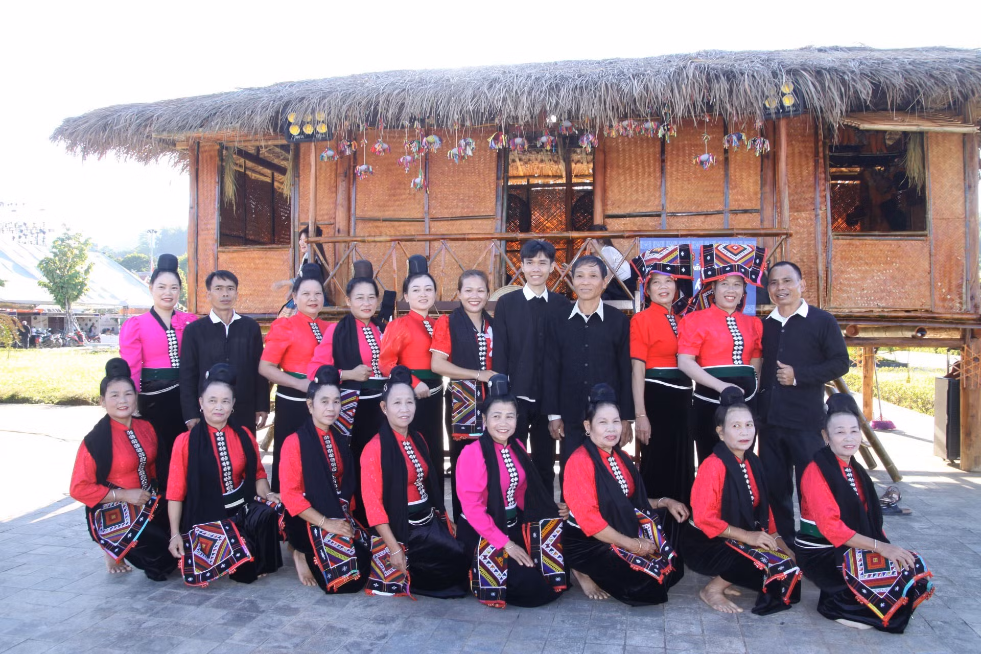 Clubes y grupos artísticos de las comunas y aldeas de Son La se reúnen en el espacio cultural de la etnia Lao-Khmu para participar en la danza xoe y tomarse fotos.