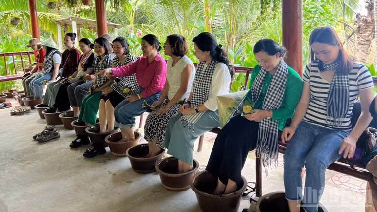 Los turistas disfrutan de un baño de pies con hierbas medicinales preparado por los lugareños.
