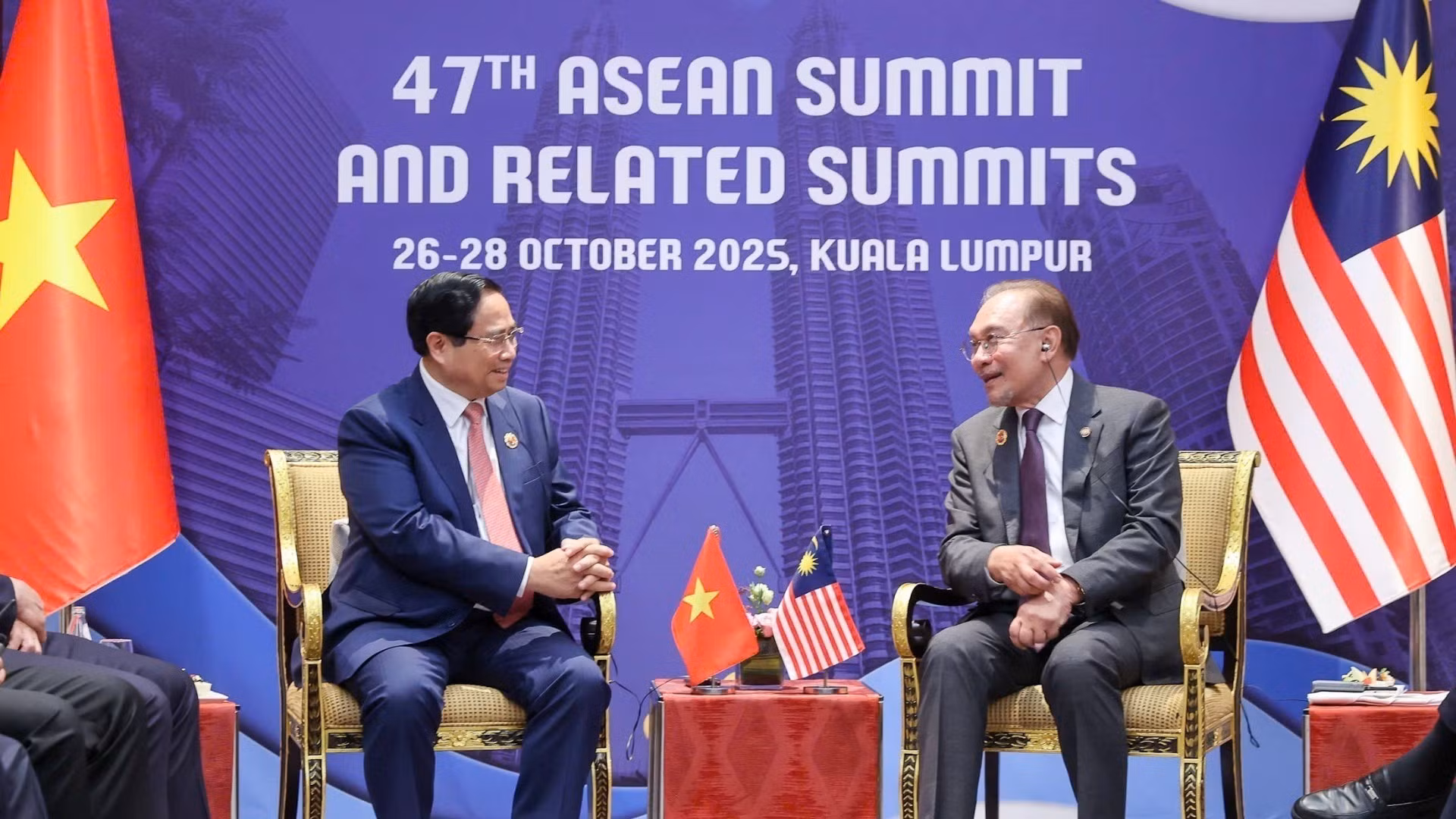  El primer ministro Pham Minh Chinh se reúne con el primer ministro de Malasia, Anwar Ibrahim, presidente de la Asean 2025. (Foto: VNA)