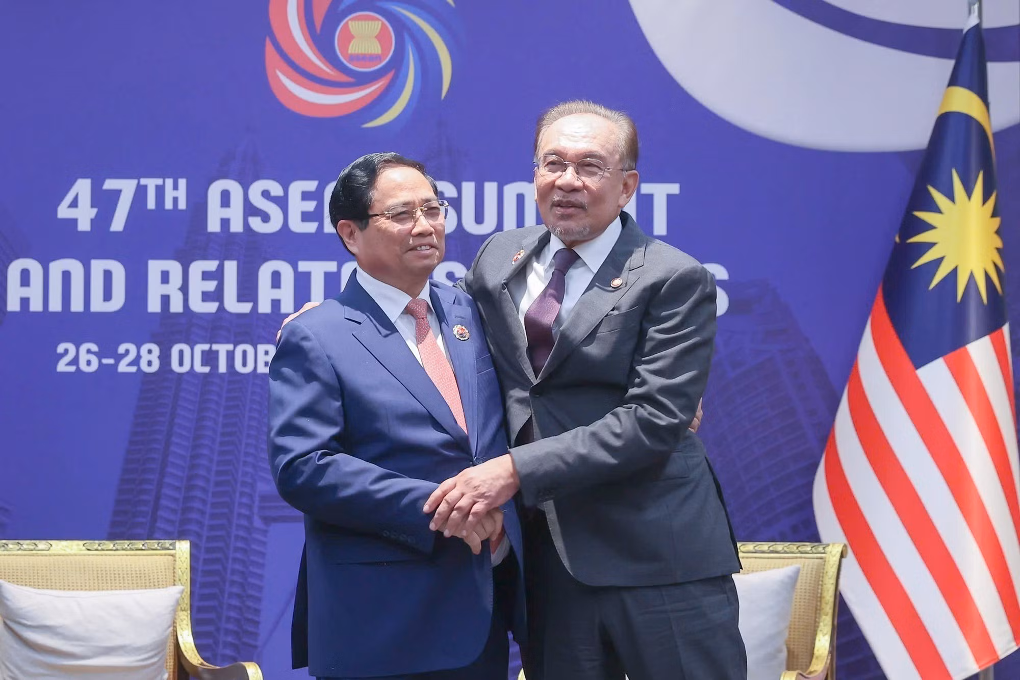 El primer ministro Pham Minh Chinh se reúne con su homólogo malasio, Anwar Ibrahim, presidente de la Asean 2025. (Foto: VNA)
