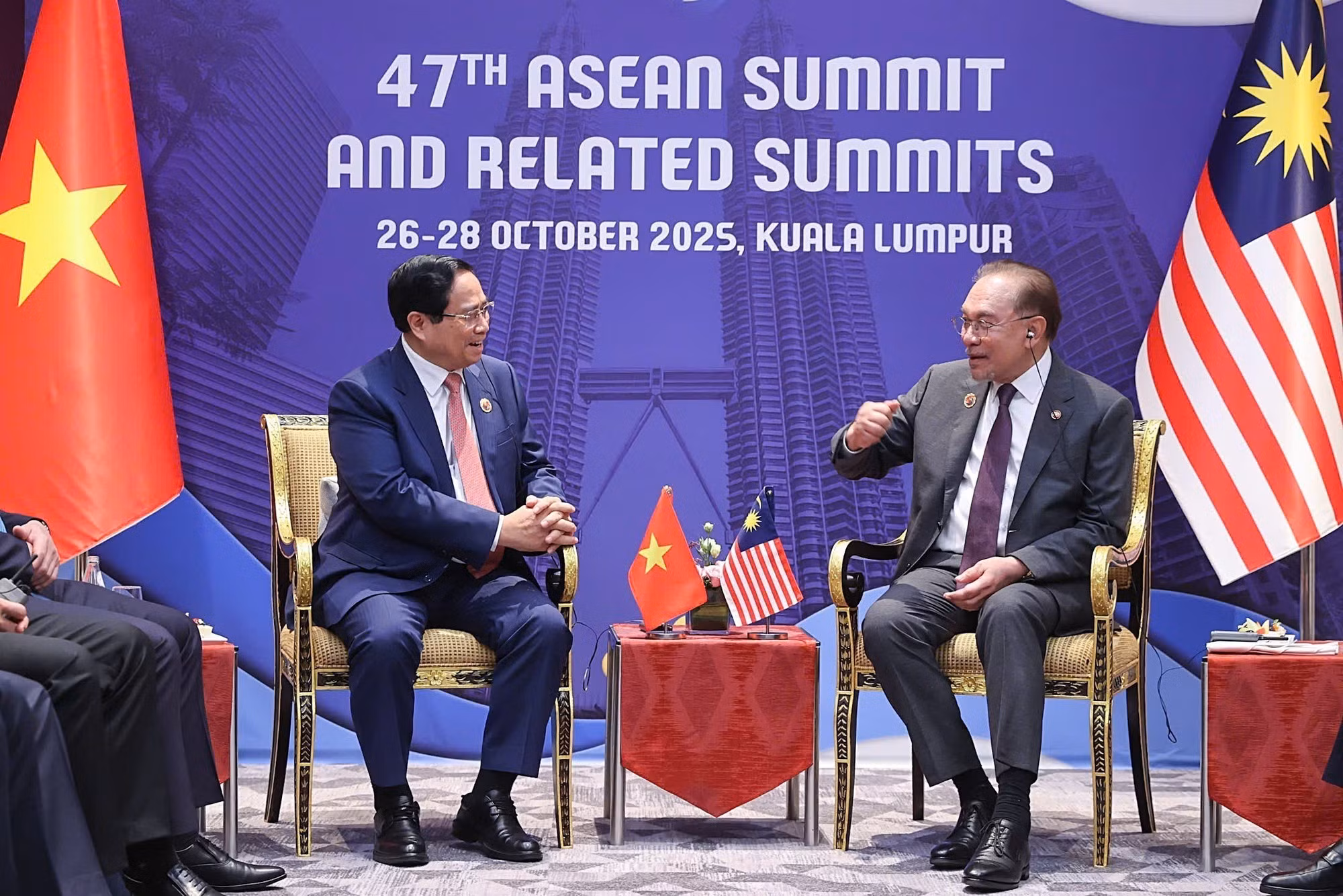 El primer ministro Pham Minh Chinh se reúne con su similar de Malasia, Anwar Ibrahim, presidente de la Asean 2025. (Foto: VNA)