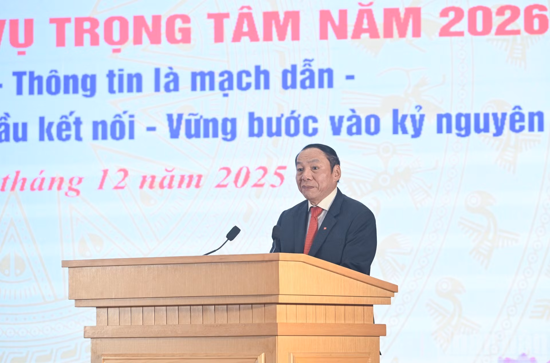 El ministro de Cultura, Deportes y Turismo, Nguyen Van Hung, interviene en la conferencia.