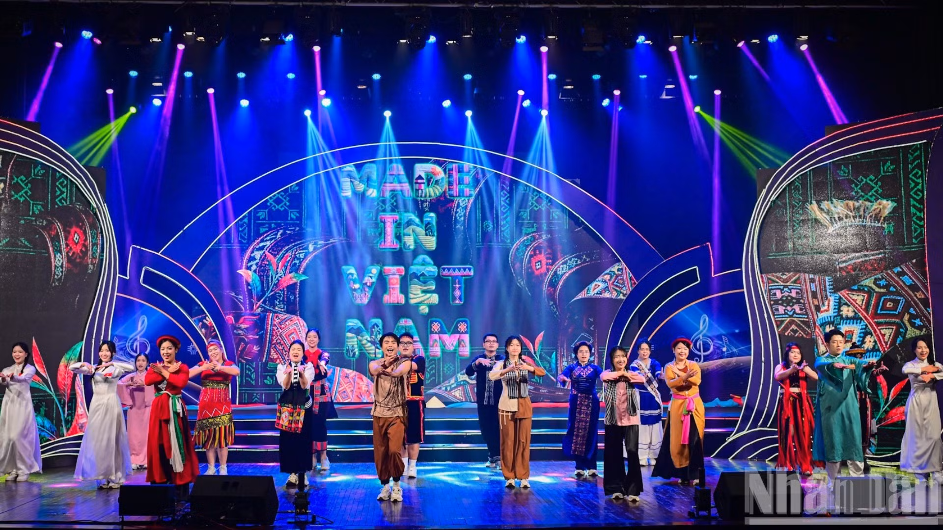 La coreografía “Hecho en Vietnam”, del Sindicato de la Empresa de Soluciones de Pago de Vietnam, obtiene el primer premio.