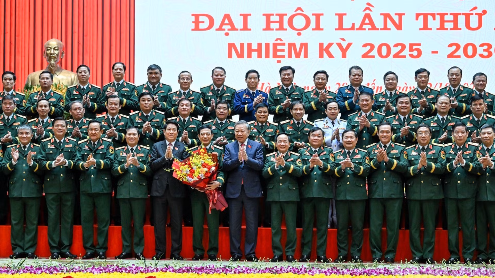 El secretario general del PCV y secretario de la Comisión Militar Central, To Lam, y el presidente Luong Cuong, se tomaron una foto con la delegación del Comité partidista del Ejército Popular de Vietnam que asistirá al XIV Congreso Nacional del PCV.