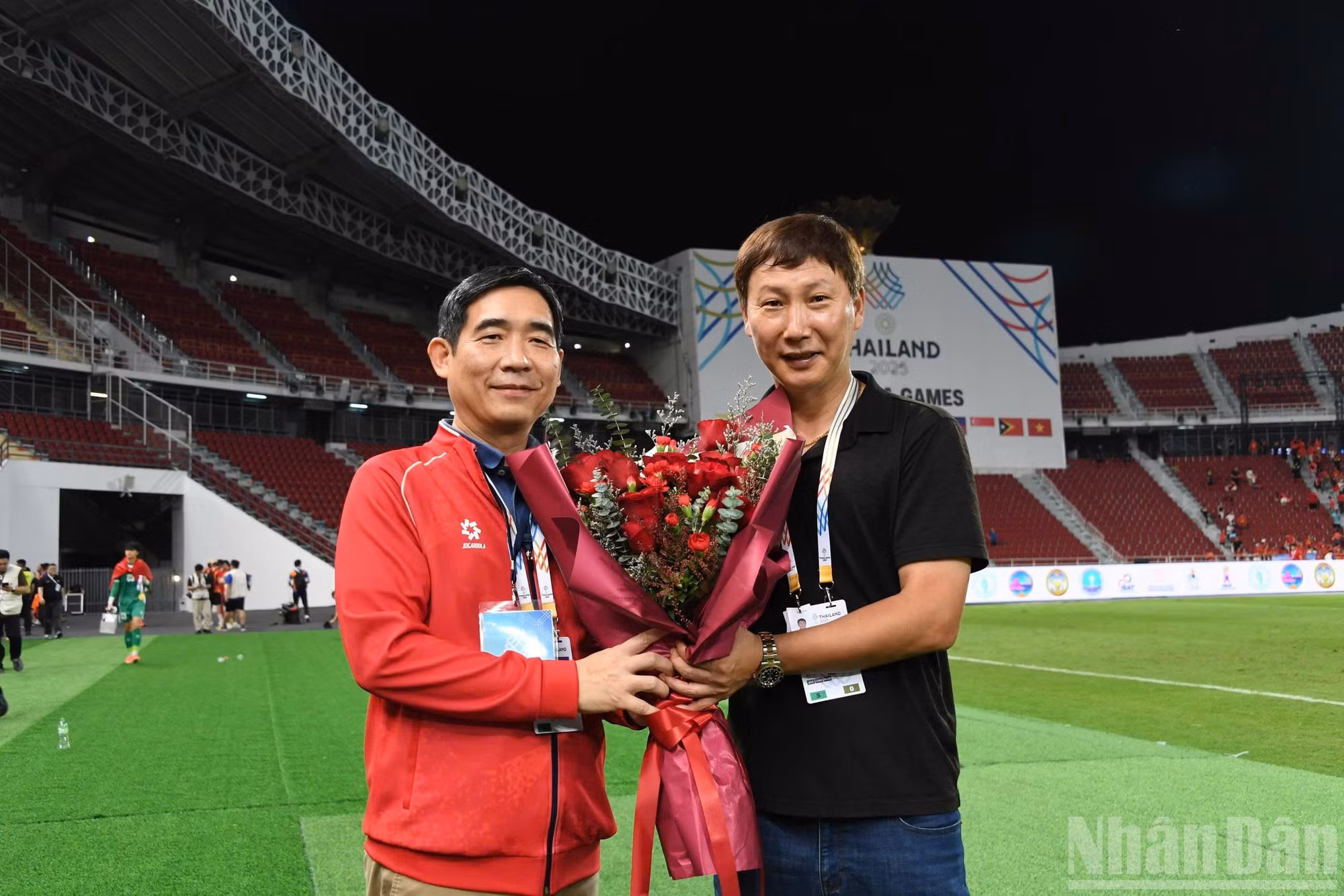 El embajador de Vietnam en Tailandia, Pham Viet Hung, felicita al entrenador Kim Sang Sik tras histórico el triunfo.