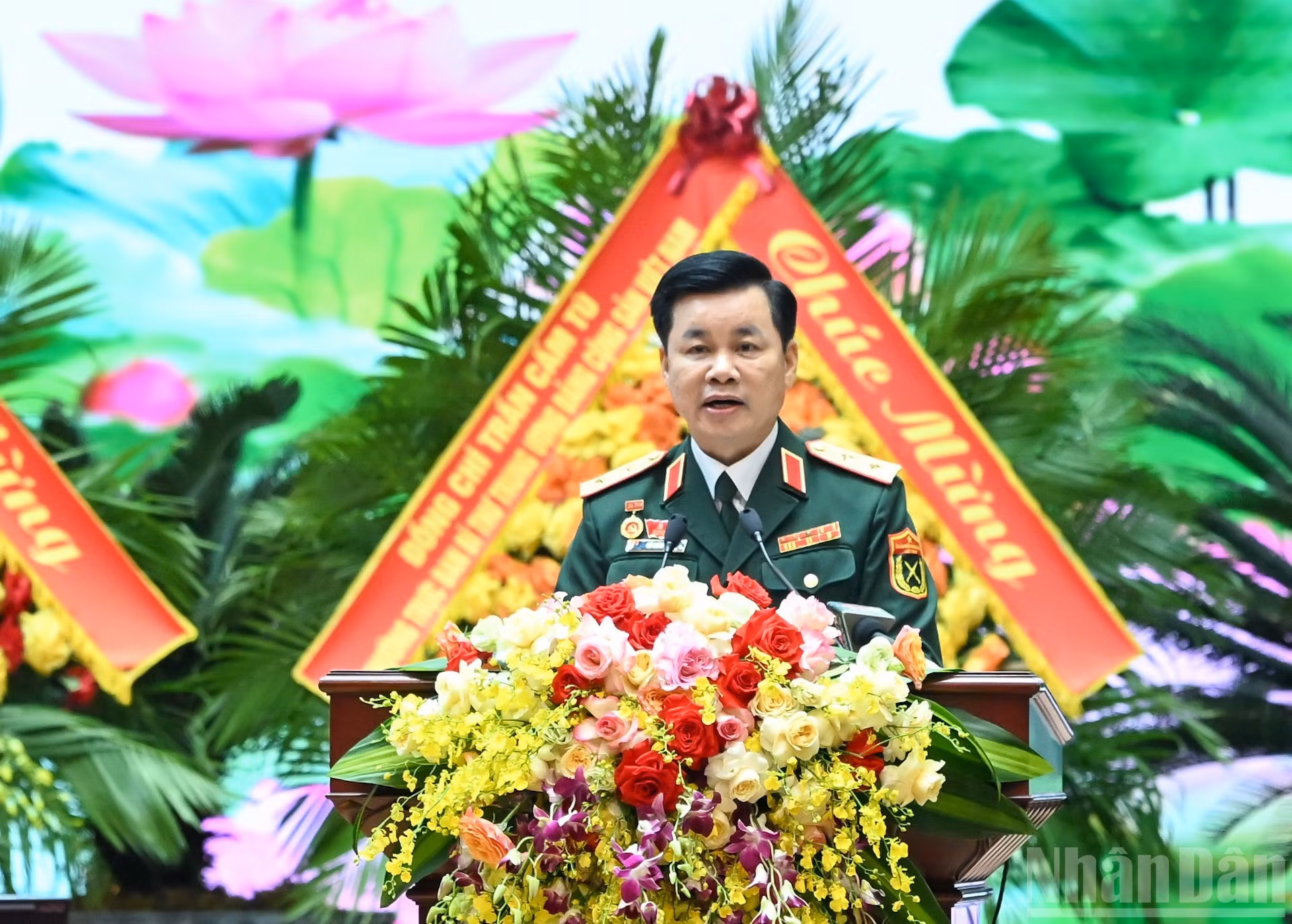 El teniente general Do Xuan Tung, subjefe del Departamento General de Política del EPV, presenta su ponencia.
