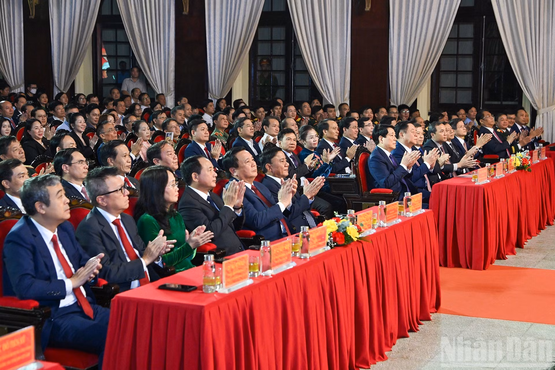 El presidente Luong Cuong y los delegados en la ceremonia. (Foto: VNA)