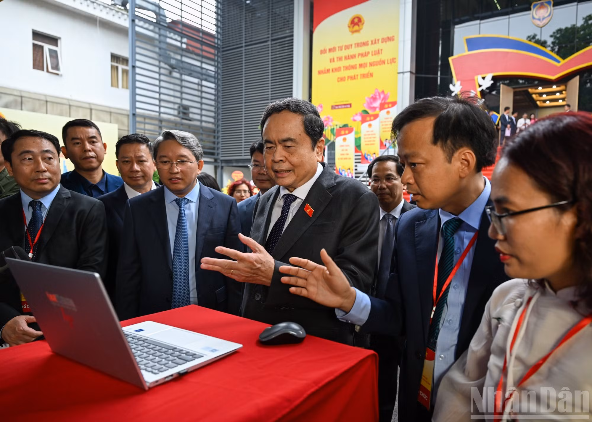 El presidente del Parlamento, Tran Thanh Man, escucha la presentación de la plataforma Asistente Jurídico con Inteligencia Artificial. (Foto: DUY LINH)