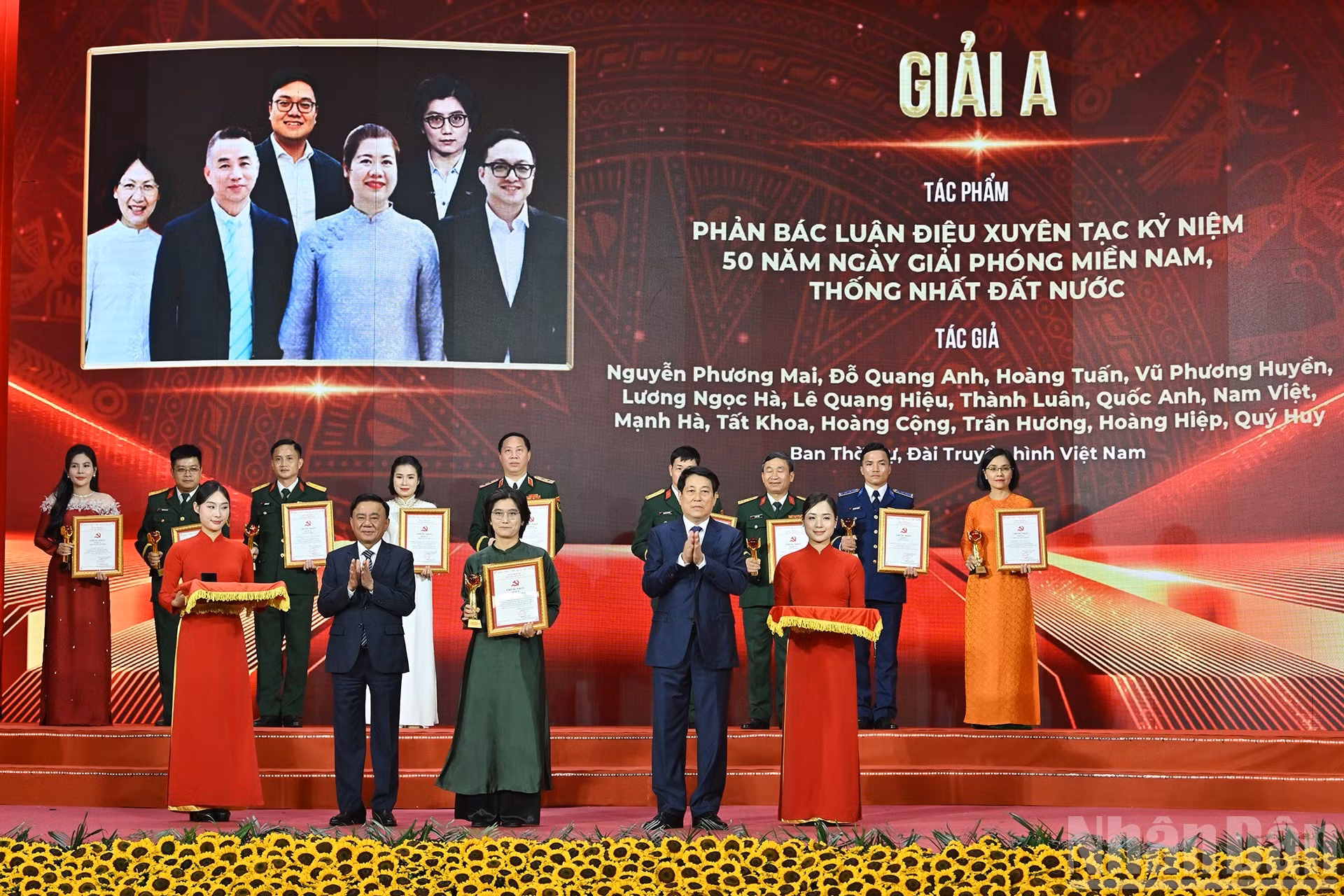 El presidente Luong Cuong y el miembro permanente del Secretariado del Comité Central del PCV, Tran Cam Tu, entregan los premios A a los autores y grupos de autores ganadores. (Foto: VNA)