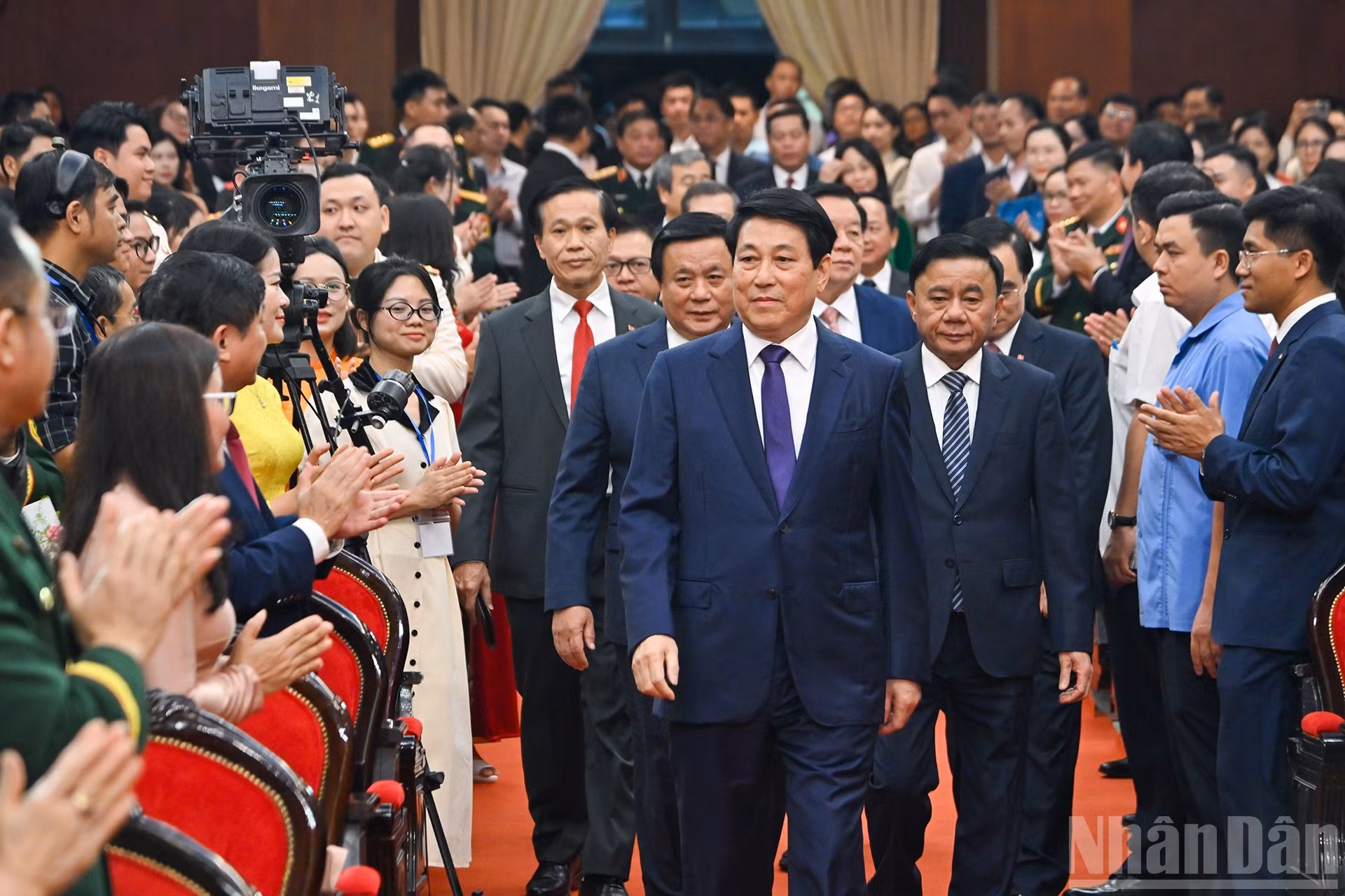 El presidente Luong Cuong, junto con dirigentes del Partido y del Estado, asiste a la ceremonia. (Foto: VNA)