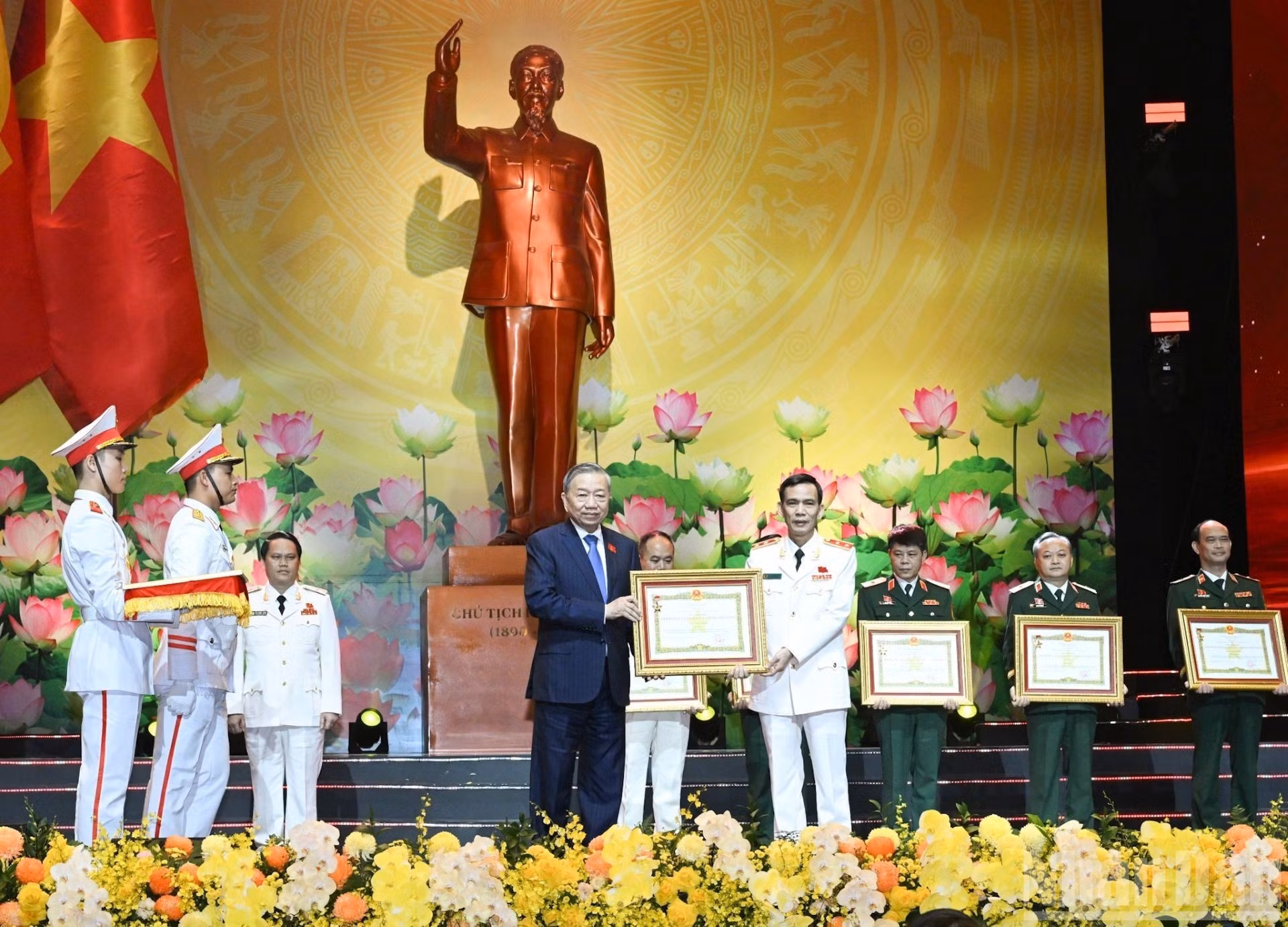 El secretario general del Partido Comunista de Vietnam, To Lam, entrega el título de Héroe de las Fuerzas Armadas Populares a colectivos e individuos destacados.