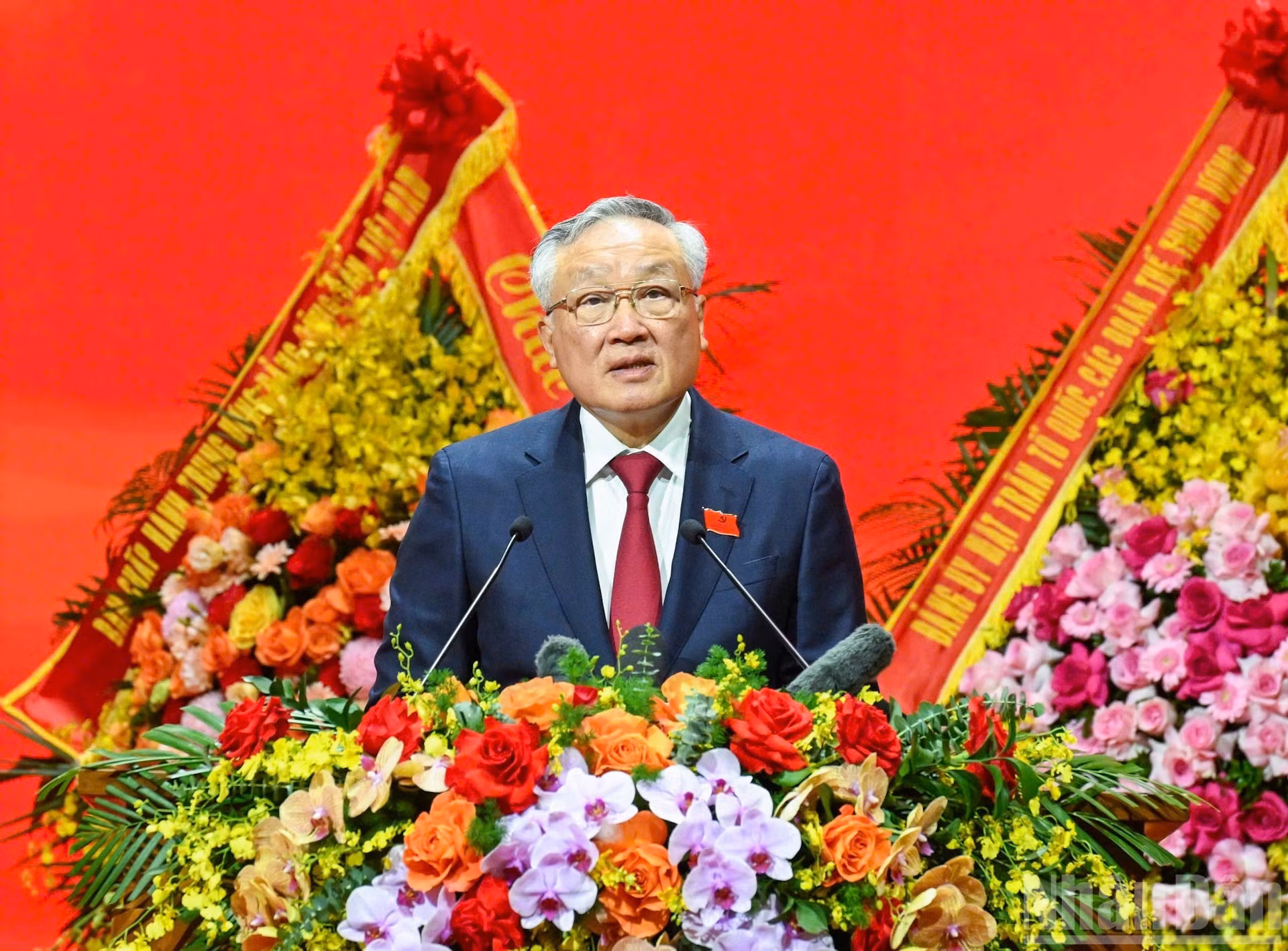 El viceprimer ministro permanente, Nguyen Hoa Binh, presenta el informe político.