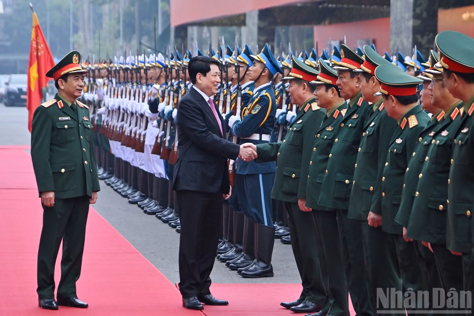 El presidente Luong Cuong junto a los dirigentes del Ministerio de Defensa en la conferencia.