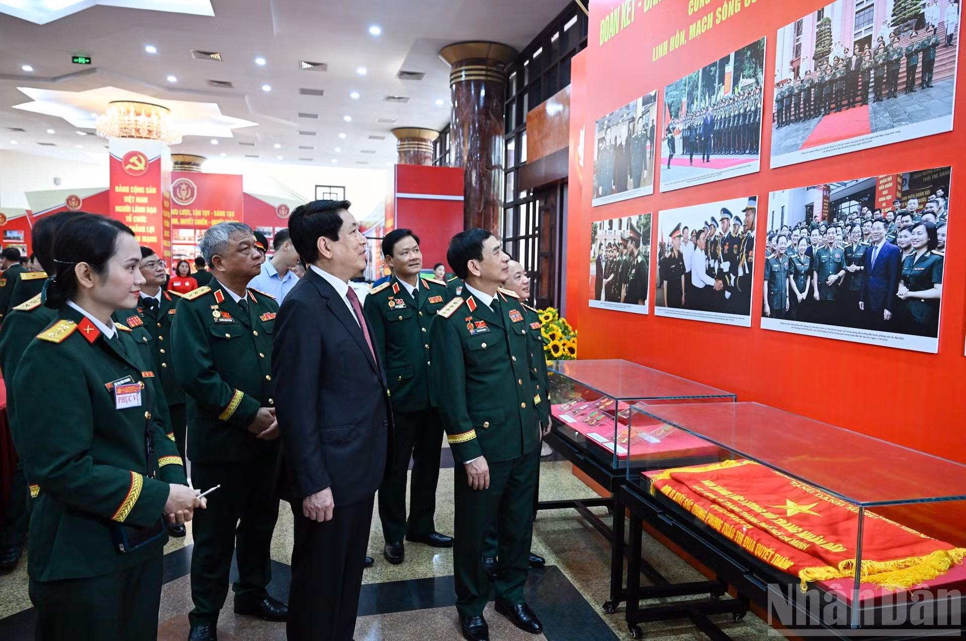 El presidente Luong Cuong y los delegados visitan una exposición efectuada en el marco de la XII Asamblea del Comité partidista del EPV.