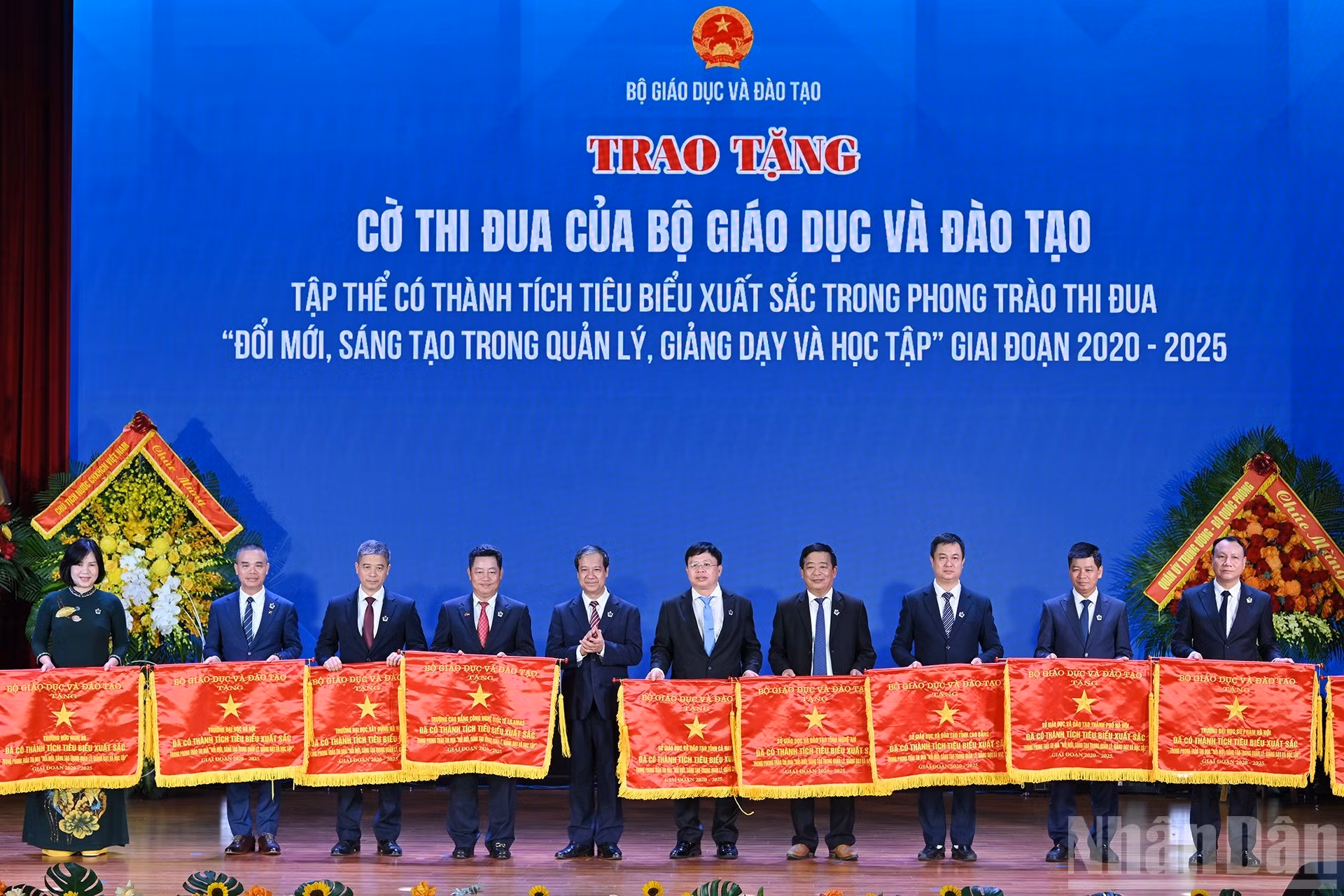El ministro Nguyen Kim Son entrega la Bandera de Emulación a colectivos con logros destacados en el movimiento “Innovación y creatividad en gestión, docencia y aprendizaje” durante el período 2020–2025.