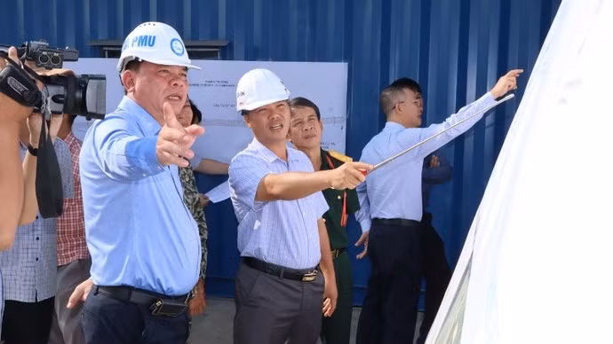 Vo Tan Duc, subsecretario del Comité del Partido y presidente del Comité Popular de la provincia de Dong Nai, entrega certificados de inversión a empresas con IED.