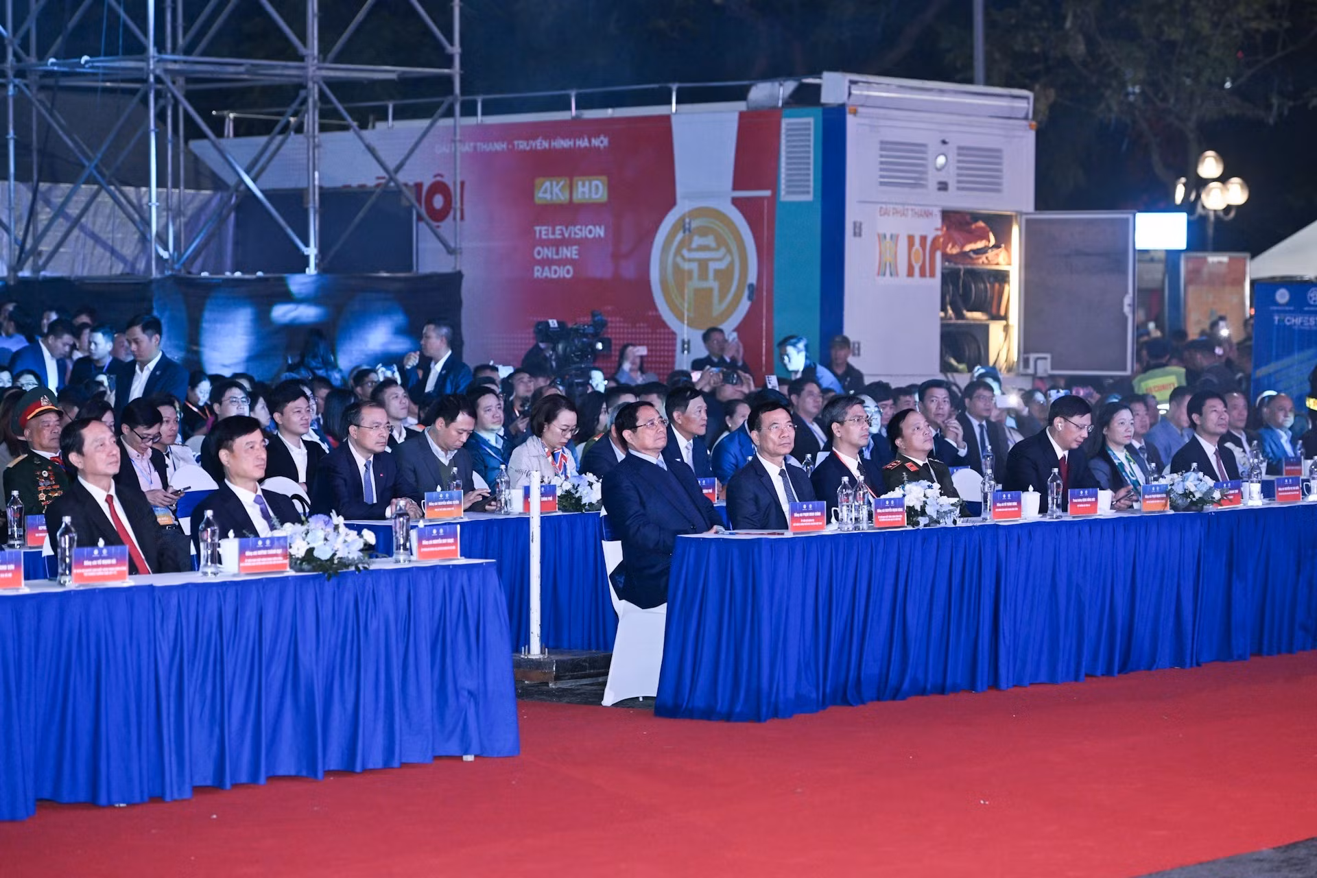 El primer ministro Pham Minh Chinh y los delegados asisten a la ceremonia inaugural del Día Nacional del Emprendimiento Innovador de Vietnam 2025.
